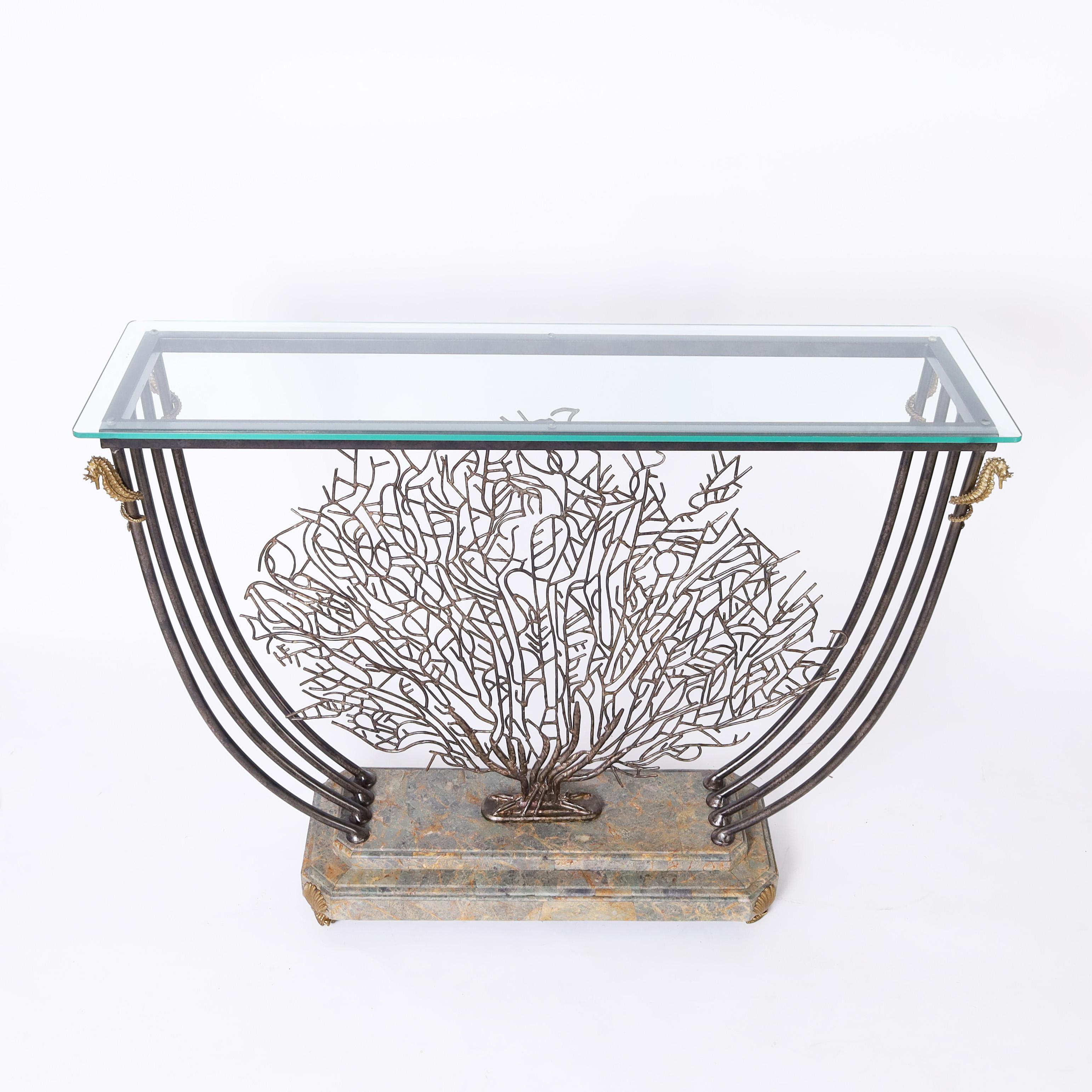 Beeindruckender postmoderner Konsolentisch mit einer abgeschrägten Glasplatte und einem schmiedeeisernen Sockel, der mit vergoldeten Bronze-Seepferdchen verziert ist und einen Bronze-Seefächer auf einem Sockel aus Kunststein mit vergoldeten