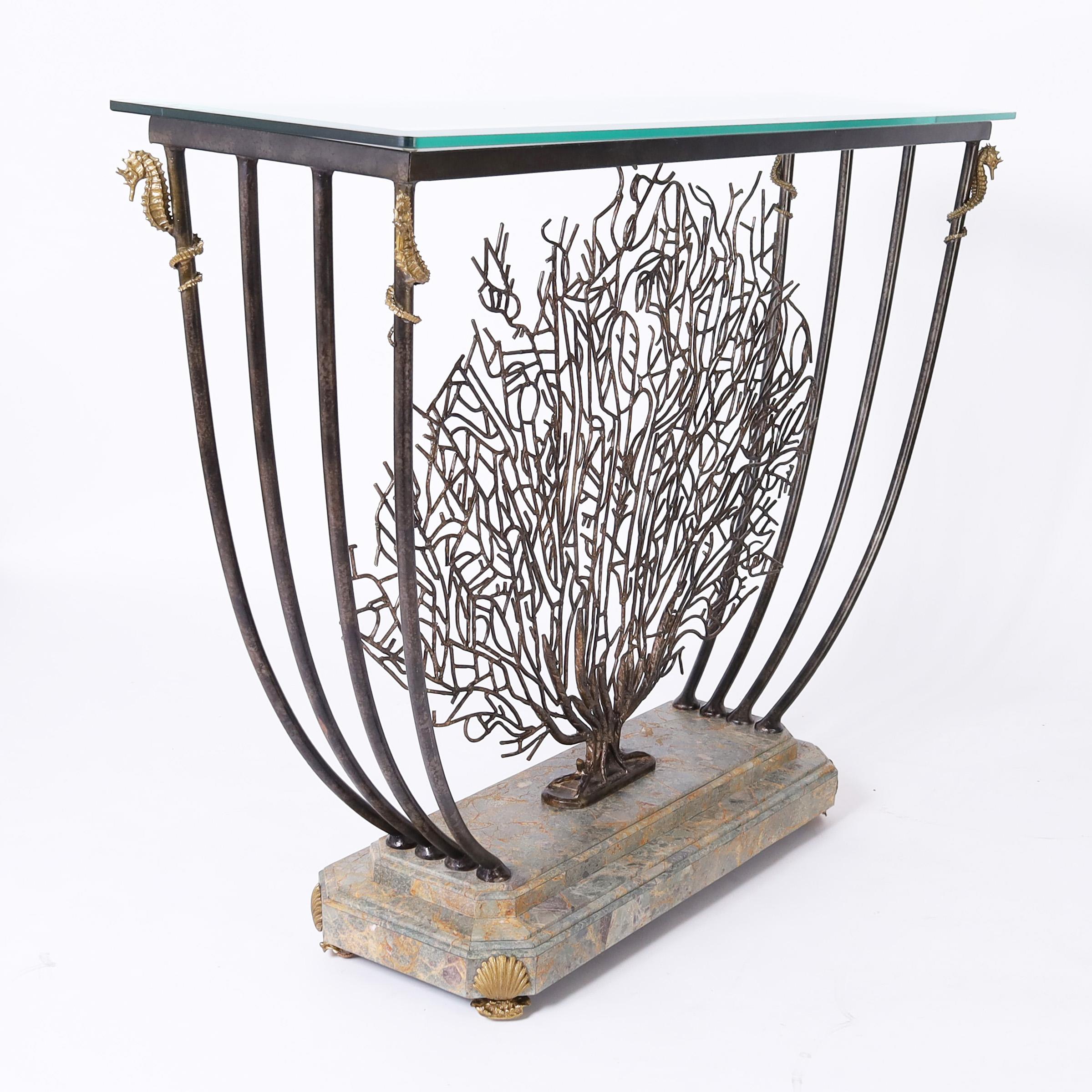 Maitland-Smith Vintage-Konsole aus Eisen und Bronze mit Korallenglasplatte im Zustand „Gut“ im Angebot in Palm Beach, FL