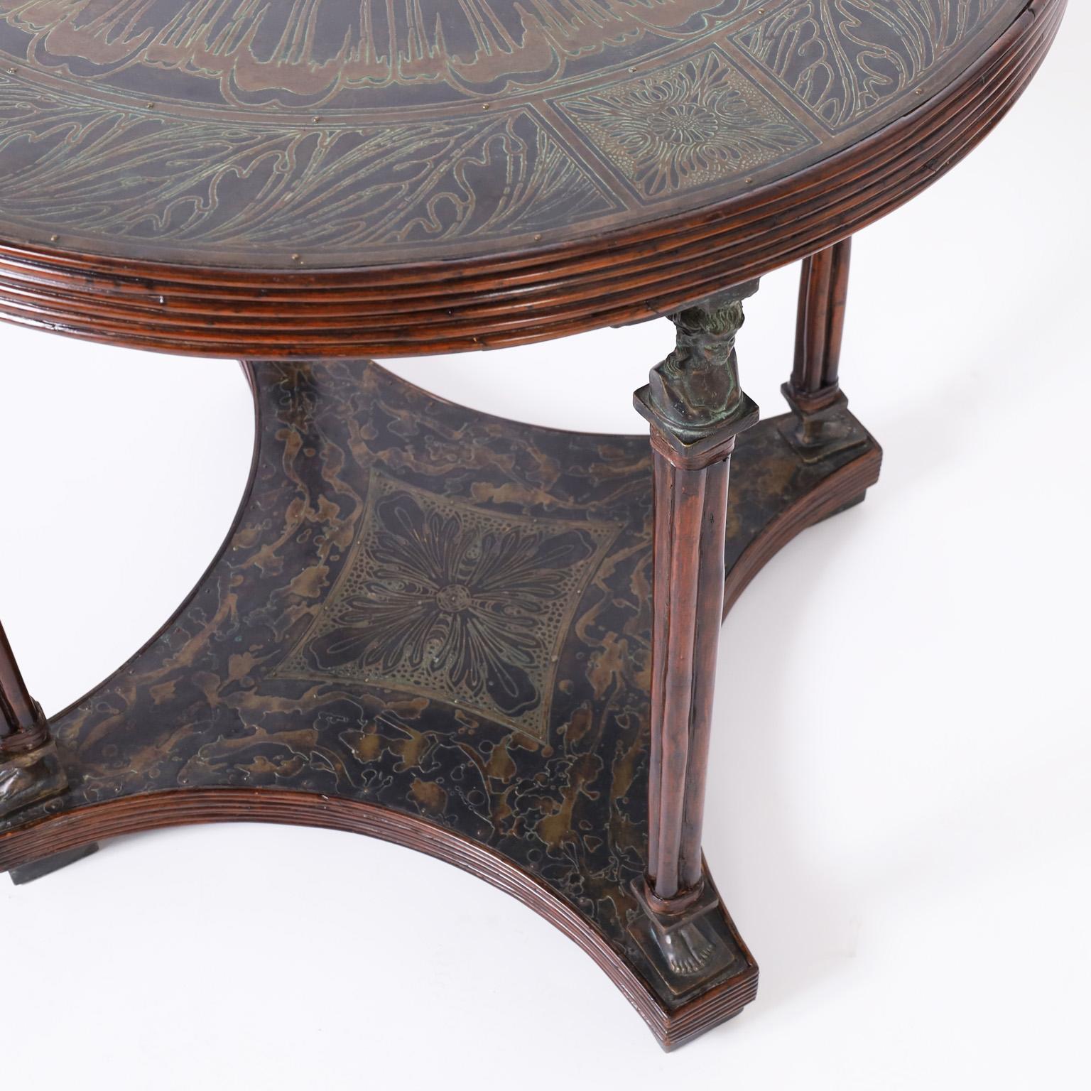 20ième siècle Table ou support néoclassique vintage Maitland-Smith en bronze et rotin en vente
