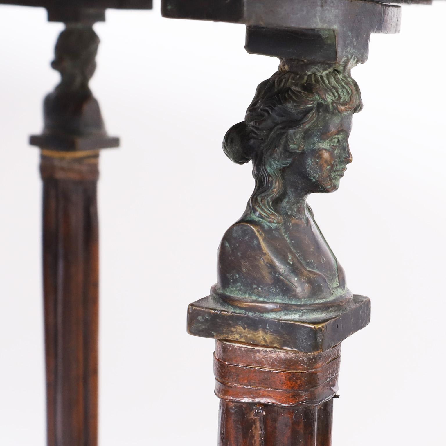 Bronze Table ou support néoclassique vintage Maitland-Smith en bronze et rotin en vente