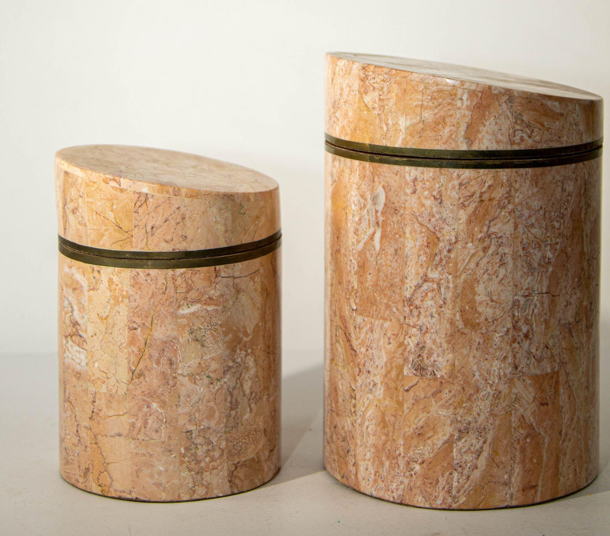 Vintage Tessellated round shape decorative lidded marble boxes by Maitland Smith Set of Two.
Dimensions: Shorter: 4