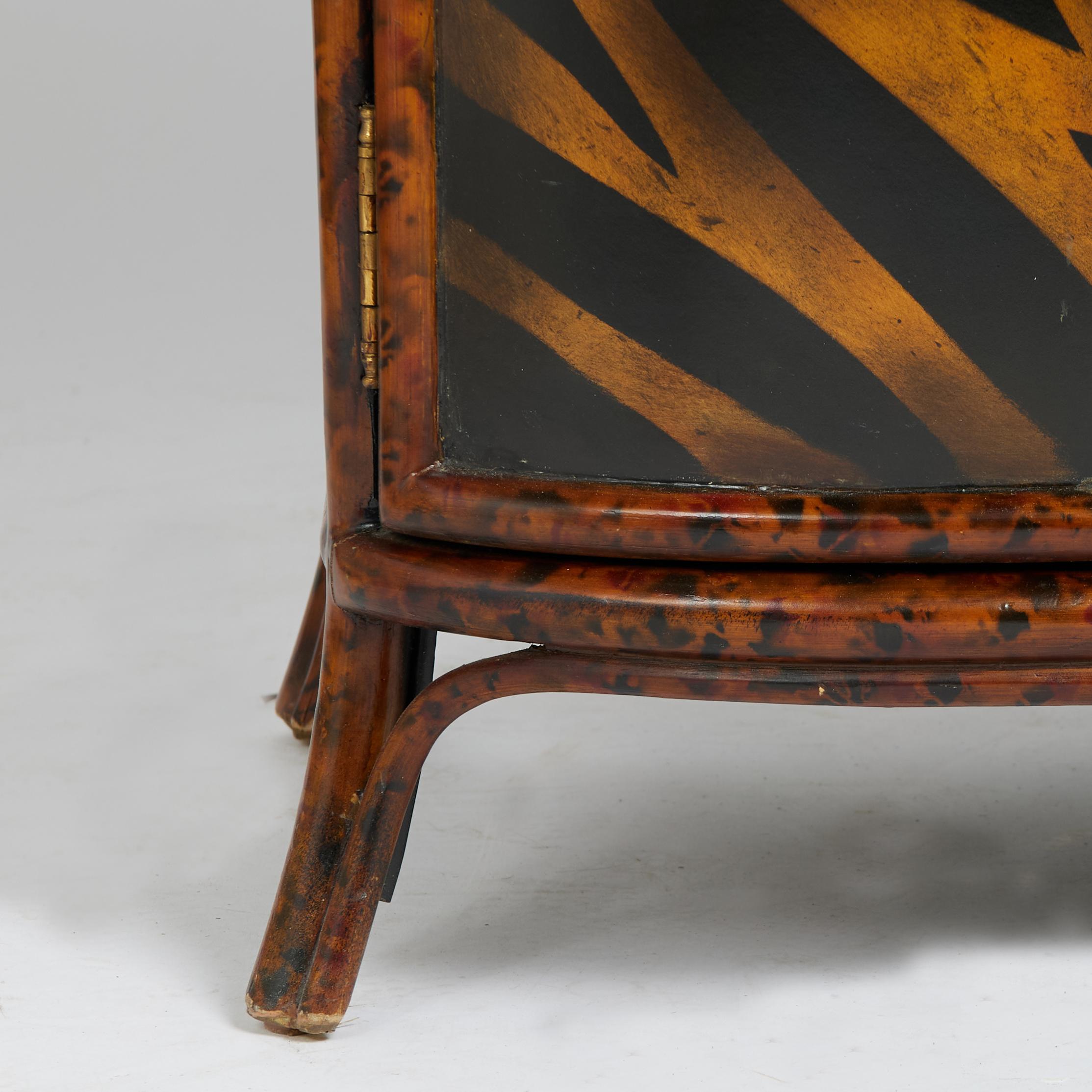 Maitland-Smith Vintage-Schrank mit zwei Türen aus Kunstbambus und Lack im Angebot 3