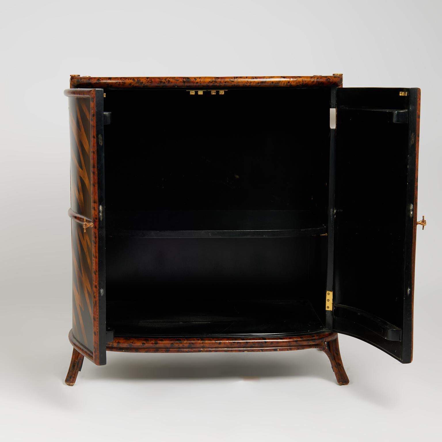 Maitland-Smith Vintage-Schrank mit zwei Türen aus Kunstbambus und Lack im Angebot 5
