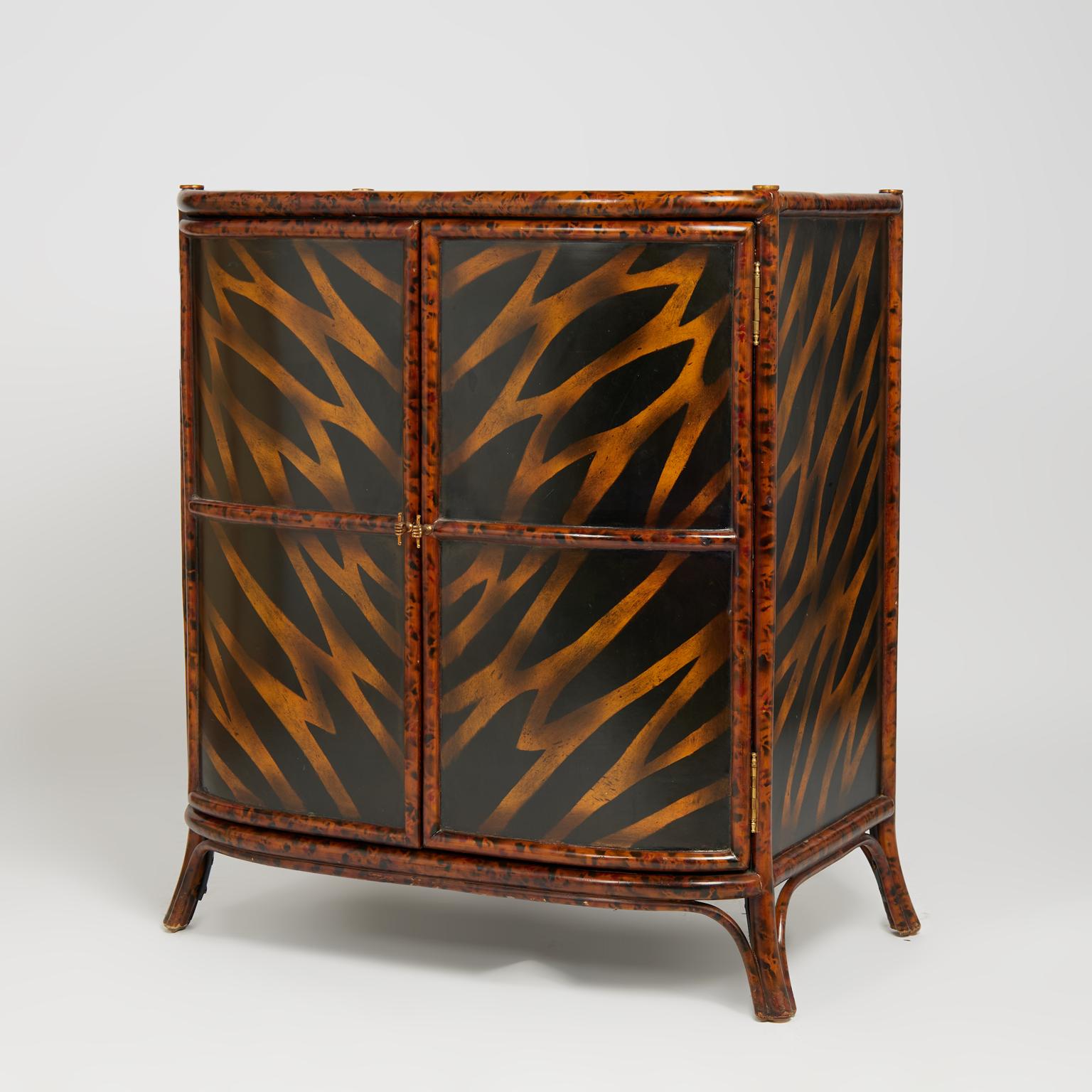 Maitland-Smith Vintage-Schrank mit zwei Türen aus Kunstbambus und Lack (Britisch Kolonial) im Angebot