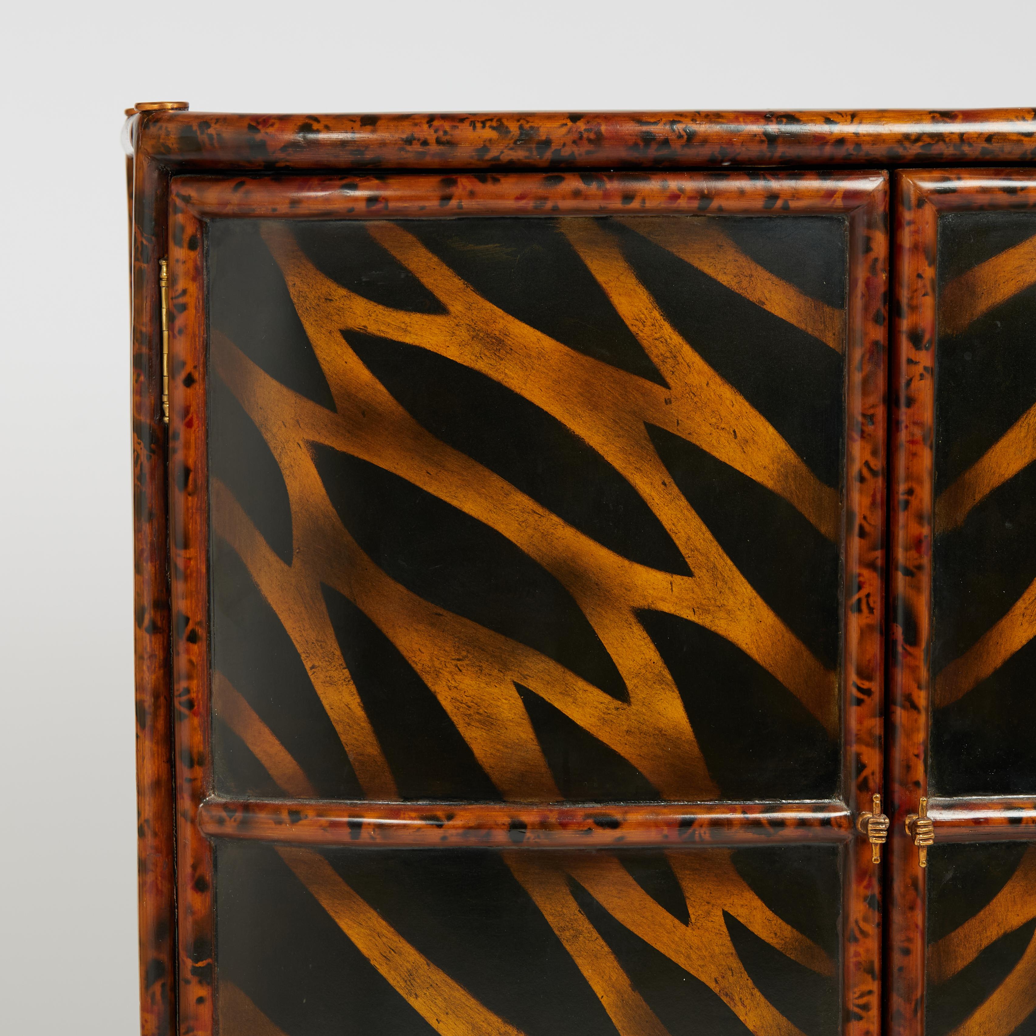 Maitland-Smith Vintage-Schrank mit zwei Türen aus Kunstbambus und Lack (Philippinisch) im Angebot