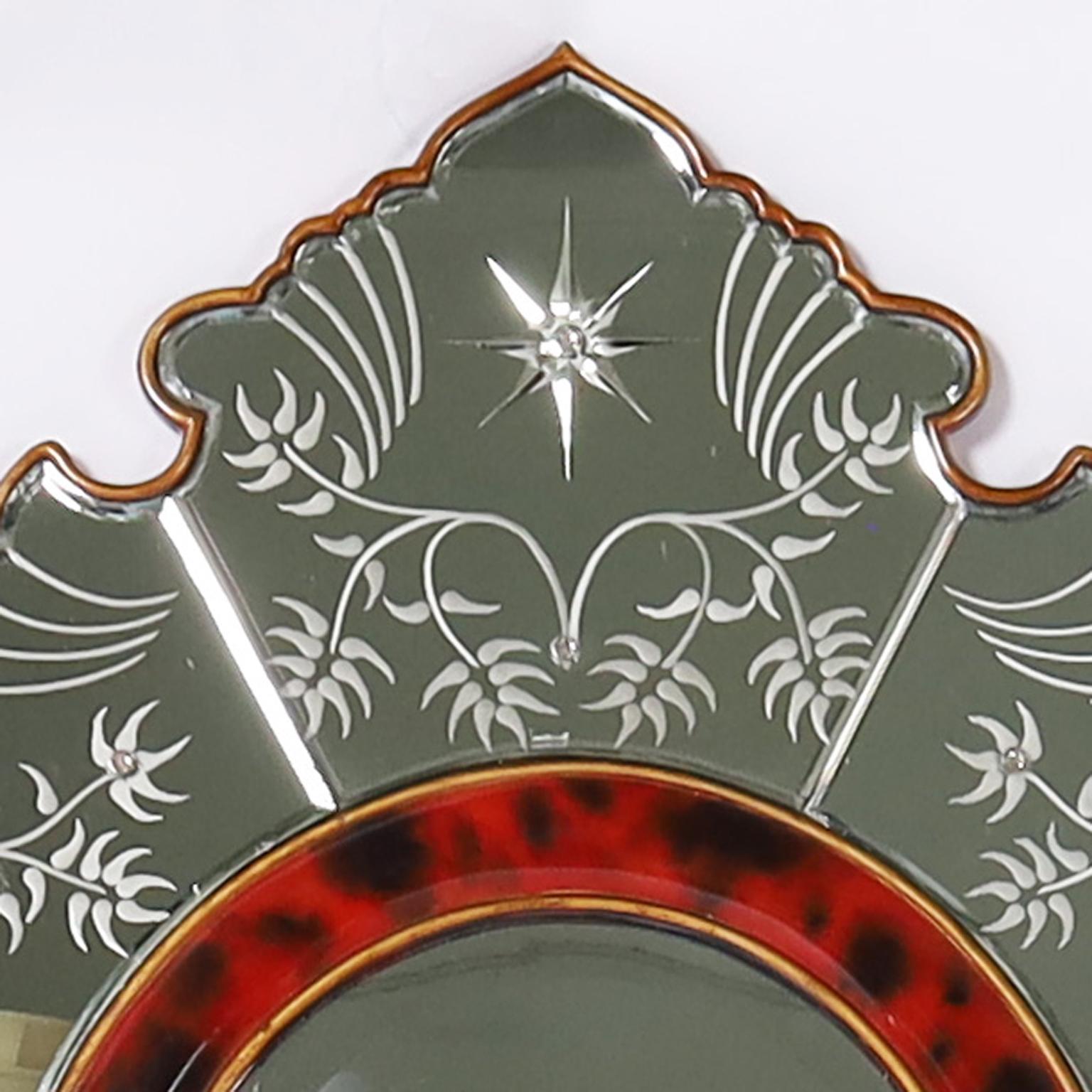 Miroir mural vintage de style italien présentant une couronne de miroirs élaborée avec des panneaux biseautés et gravés sur un cadre en bois de forme Queen Anne et une finition en fausse tortue autour d'une vitre biseautée. Signé Maitland-Smith au