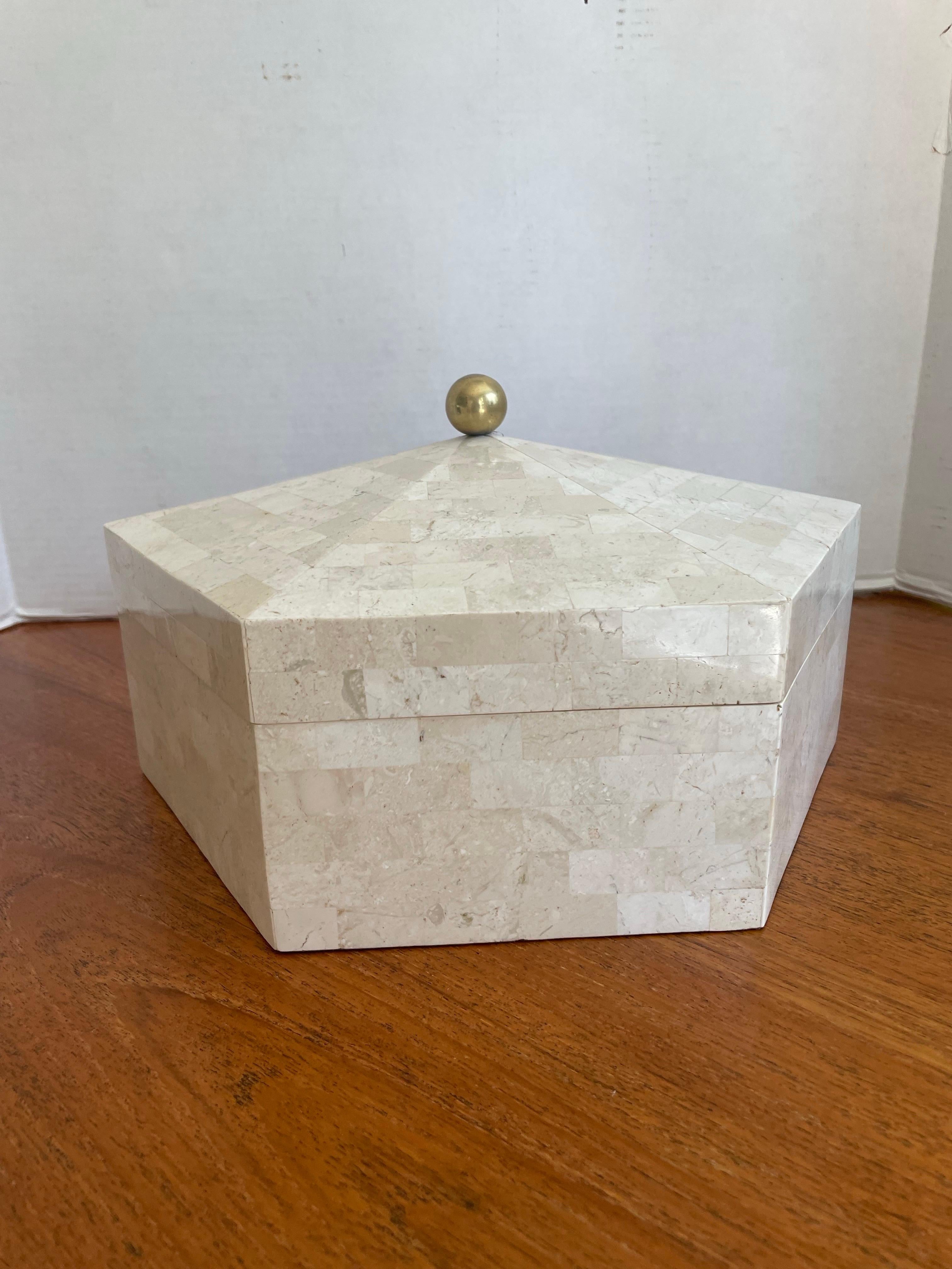 Caja hexagonal con bisagras teseladas de piedra blanca Maitland Smith. en Bueno estado para la venta en Winnetka, IL