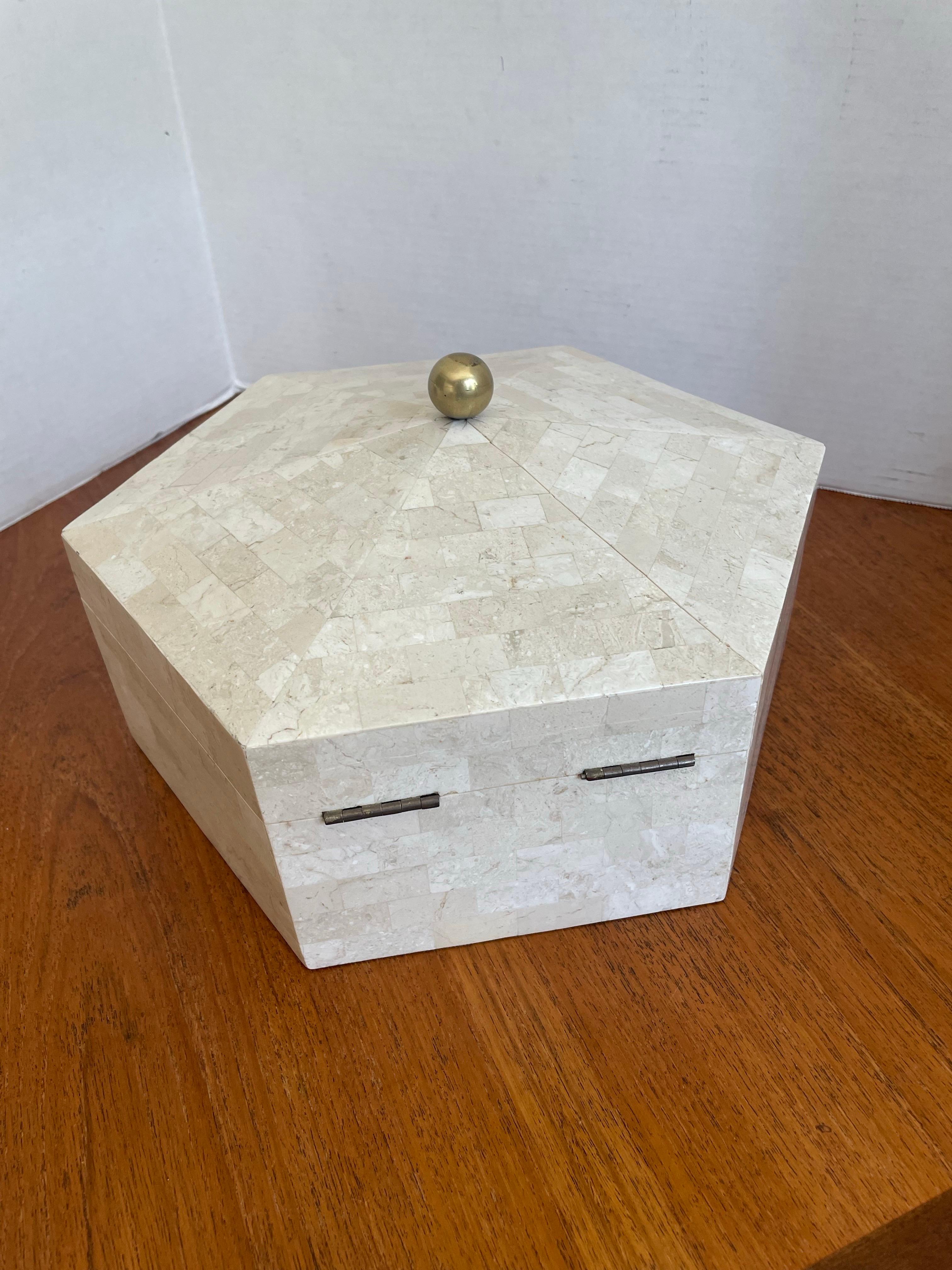 Caja hexagonal con bisagras teseladas de piedra blanca Maitland Smith. finales del siglo XX en venta