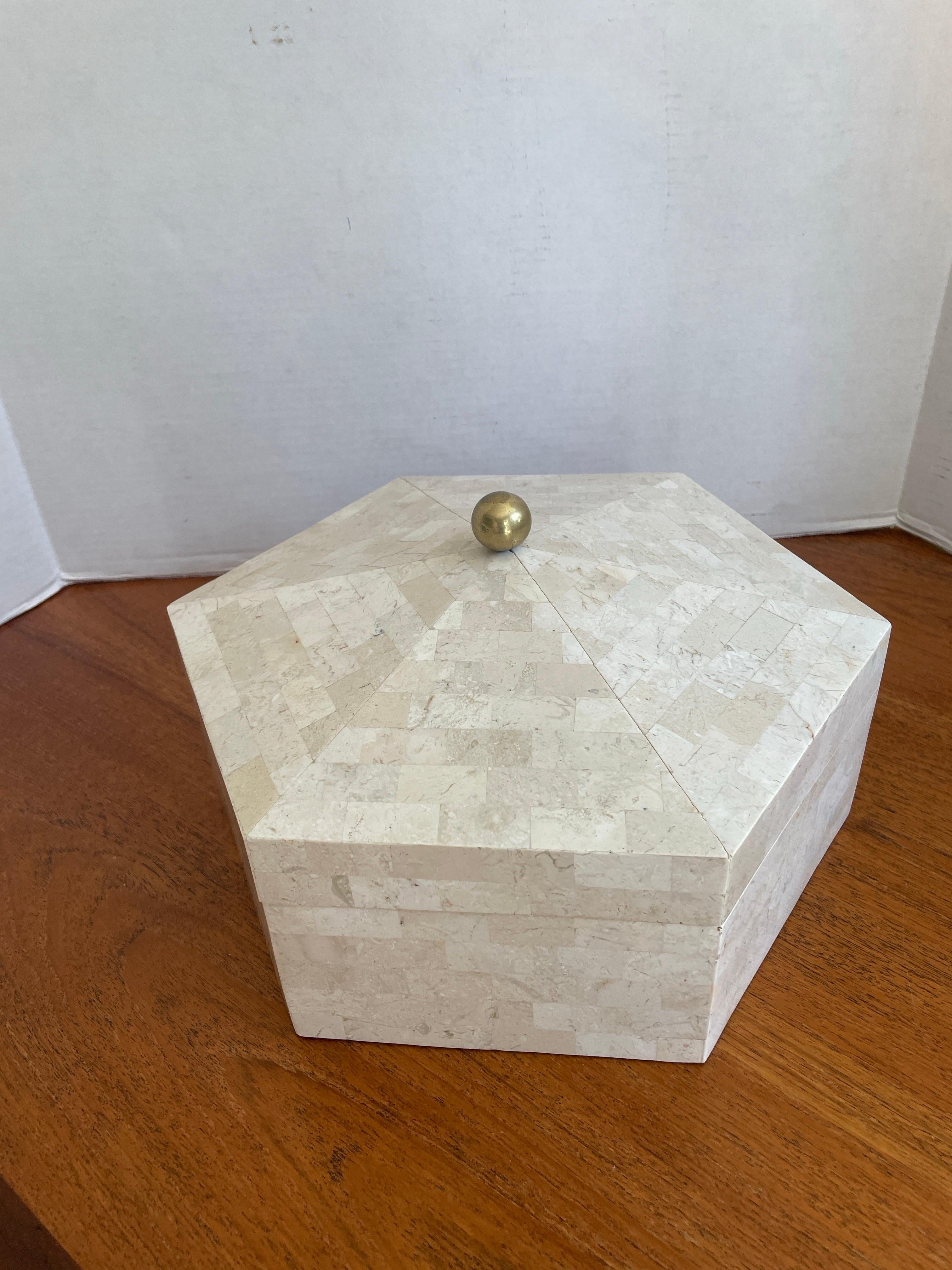 Caja hexagonal con bisagras teseladas de piedra blanca Maitland Smith. Latón en venta