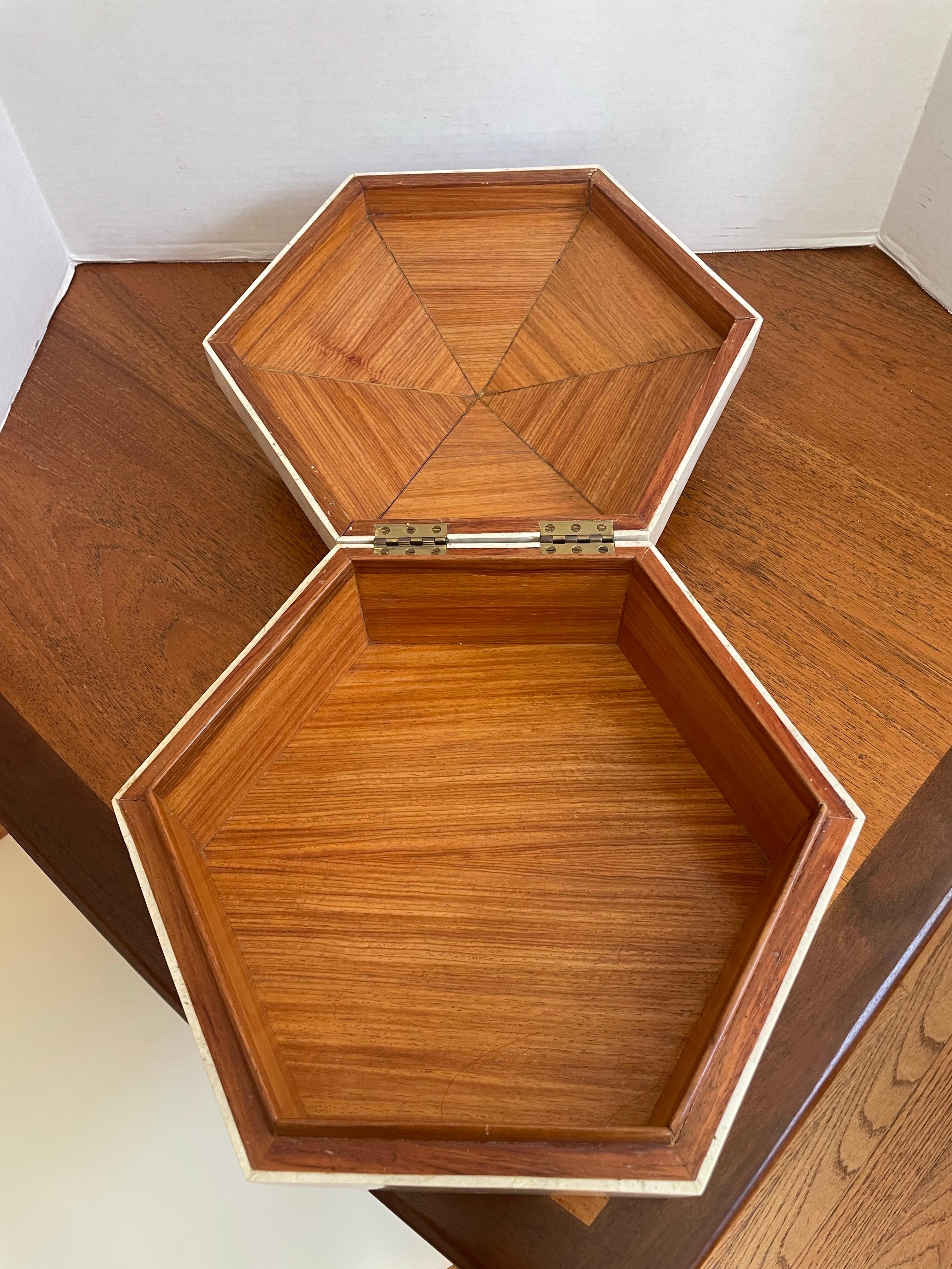 Caja hexagonal con bisagras teseladas de piedra blanca Maitland Smith. en venta 1