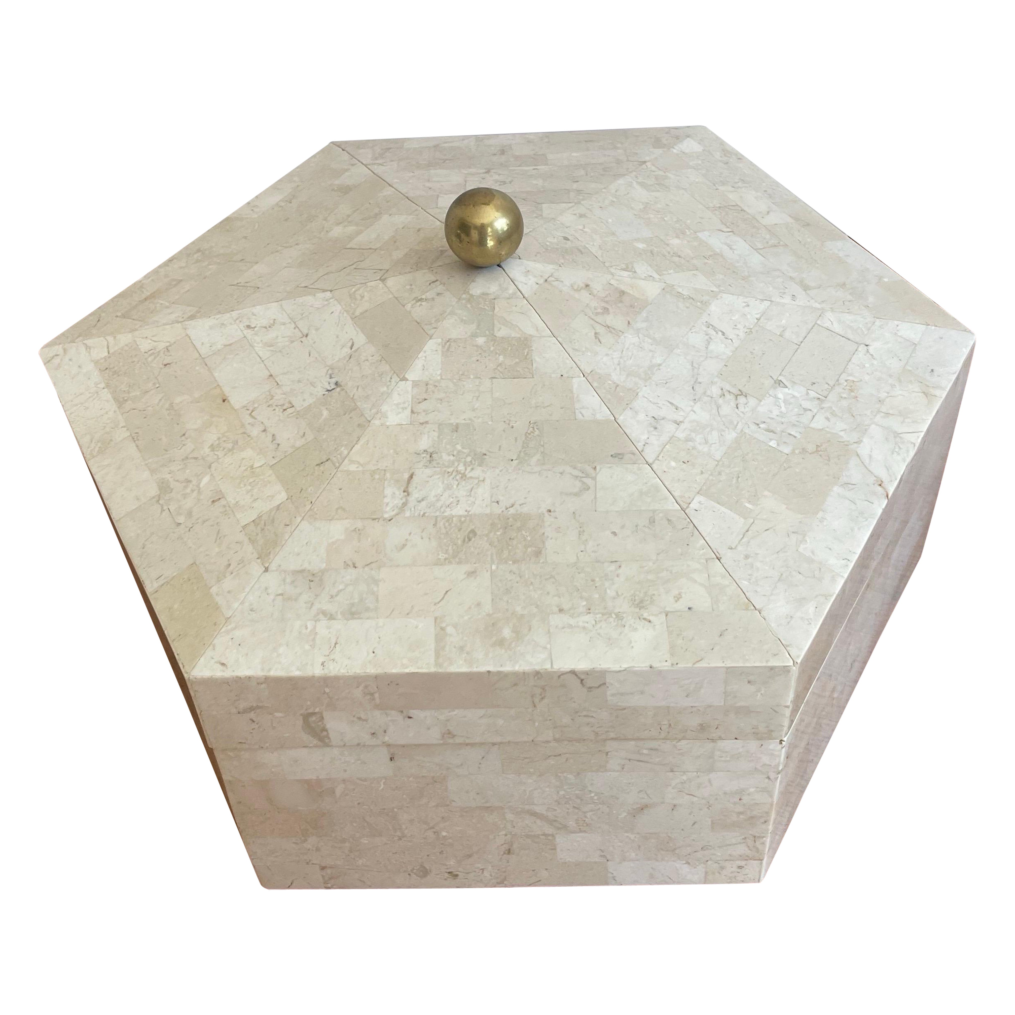 Caja hexagonal con bisagras teseladas de piedra blanca Maitland Smith.