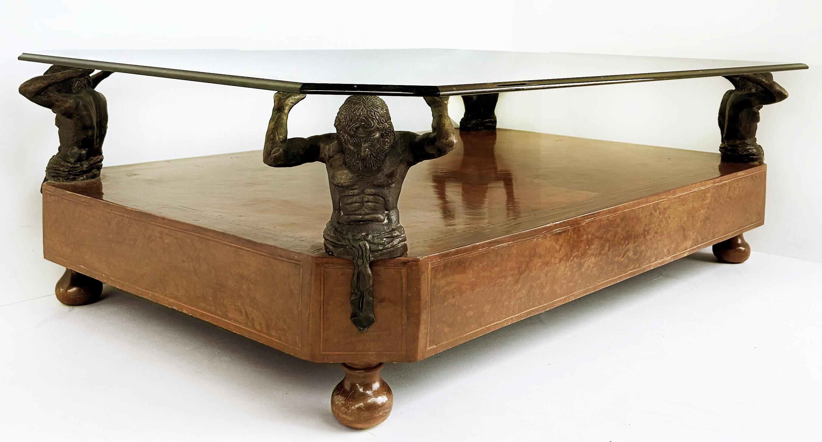 Maitland Smith Table basse avec plateau en verre, en bois et supportant des figures en bronze

Nous proposons à la vente une table basse en bois marqueté de Maitland Smith, avec quatre figures d'Hercule en bronze soutenant le plateau rectangulaire