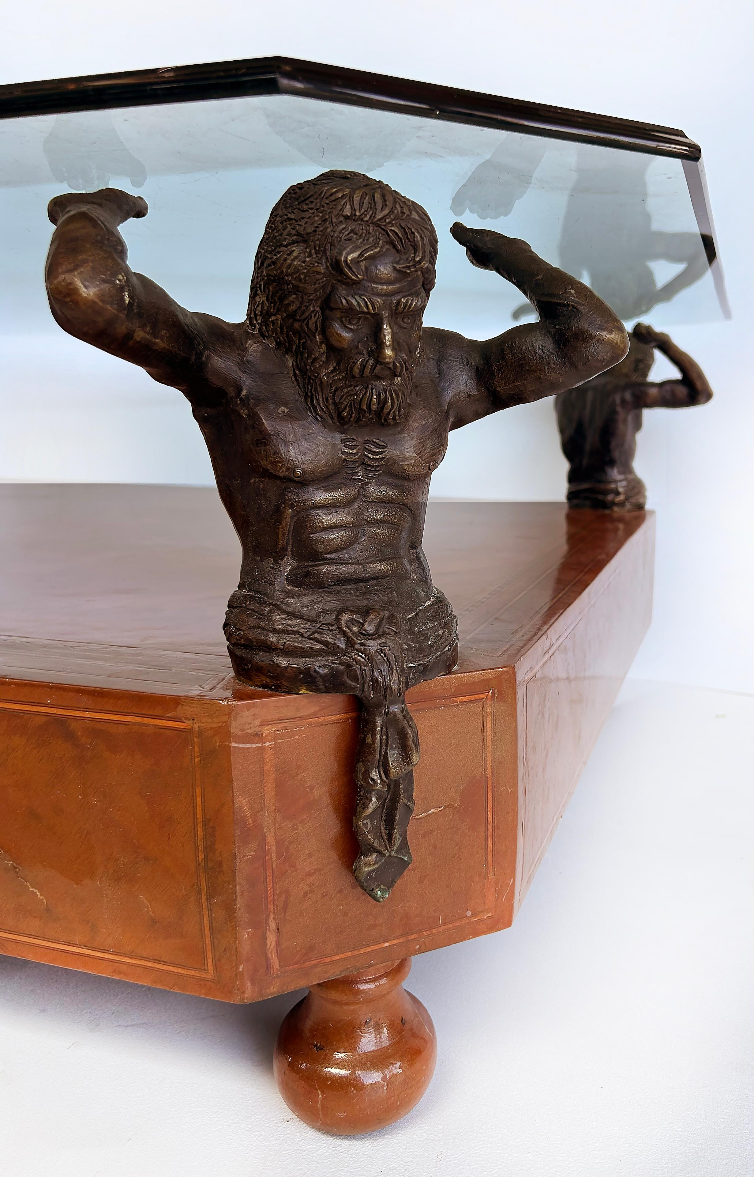 Néoclassique Maitland Smith Table basse avec plateau en verre, en bois et supportant des figures en bronze en vente