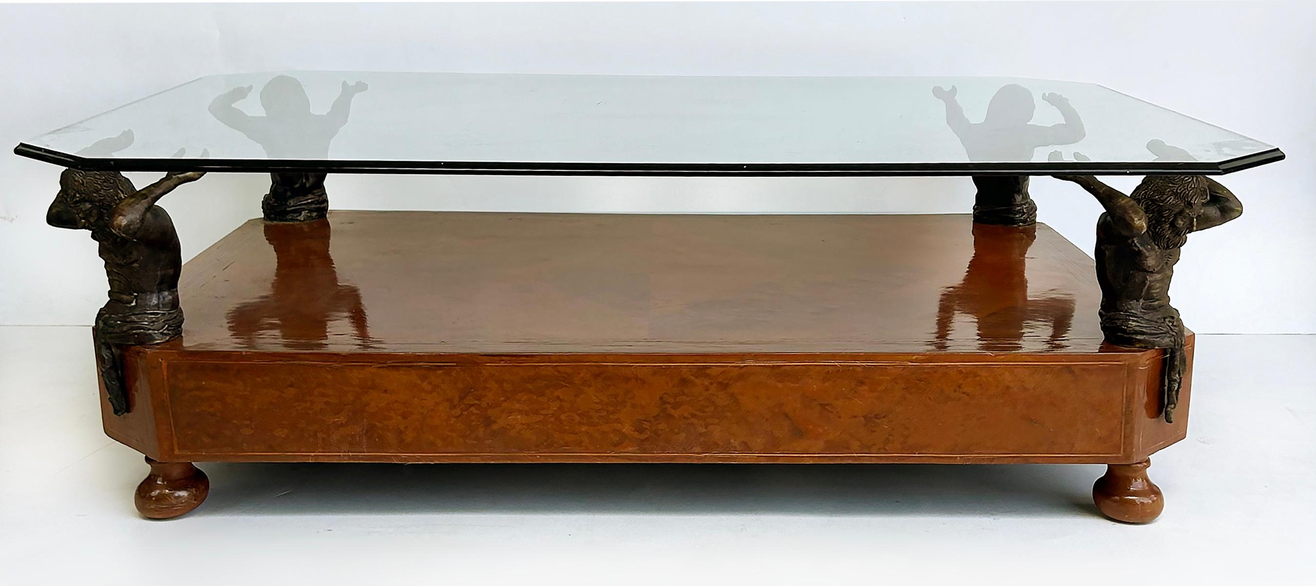 Américain Maitland Smith Table basse avec plateau en verre, en bois et supportant des figures en bronze en vente