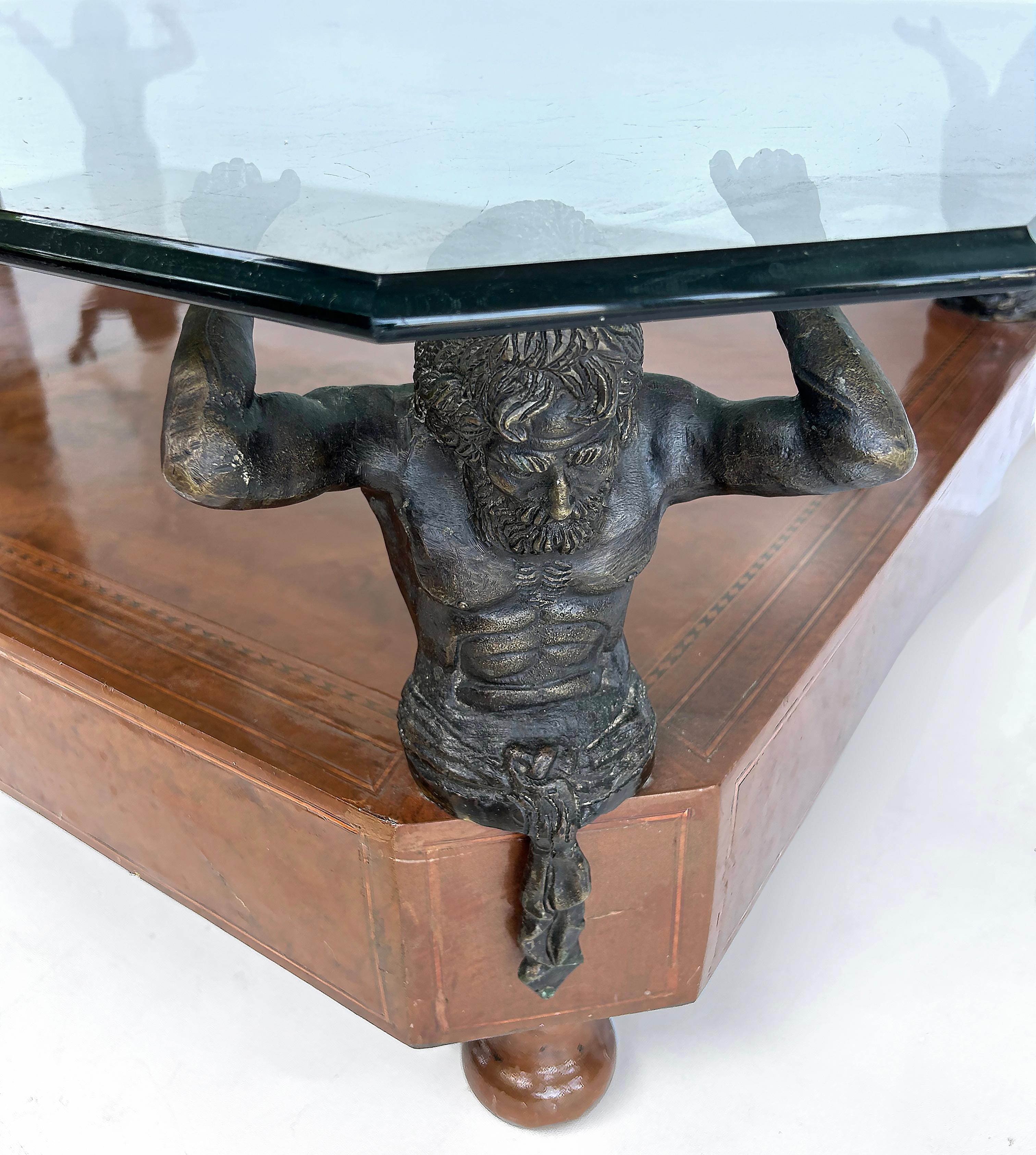Maitland Smith Table basse avec plateau en verre, en bois et supportant des figures en bronze Bon état - En vente à Miami, FL