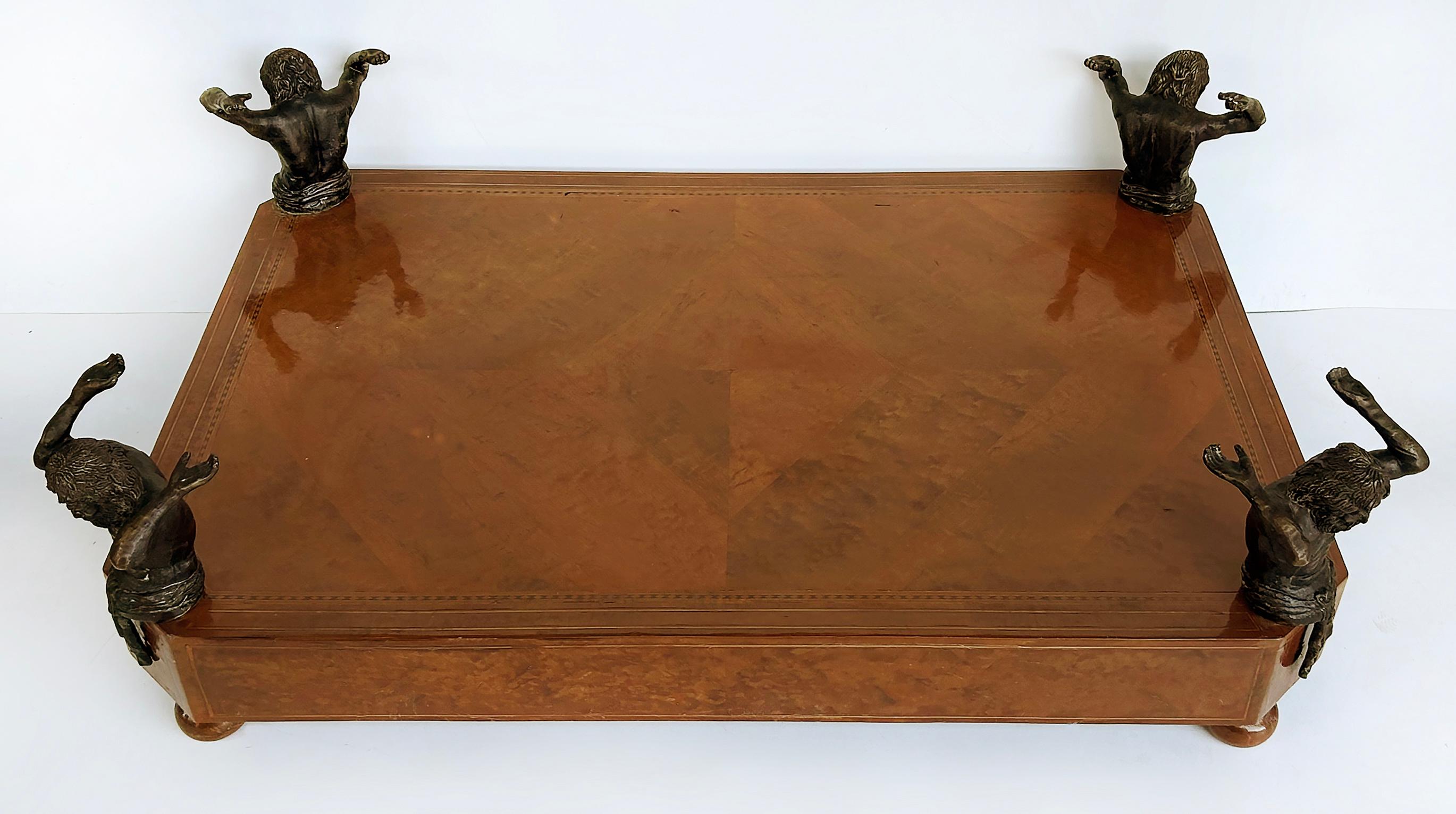 20ième siècle Maitland Smith Table basse avec plateau en verre, en bois et supportant des figures en bronze en vente