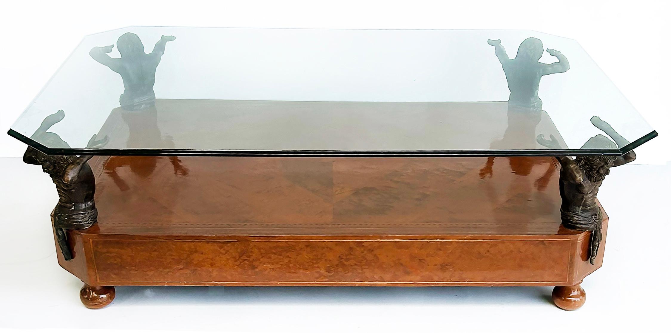 Maitland Smith Table basse avec plateau en verre, en bois et supportant des figures en bronze en vente 1
