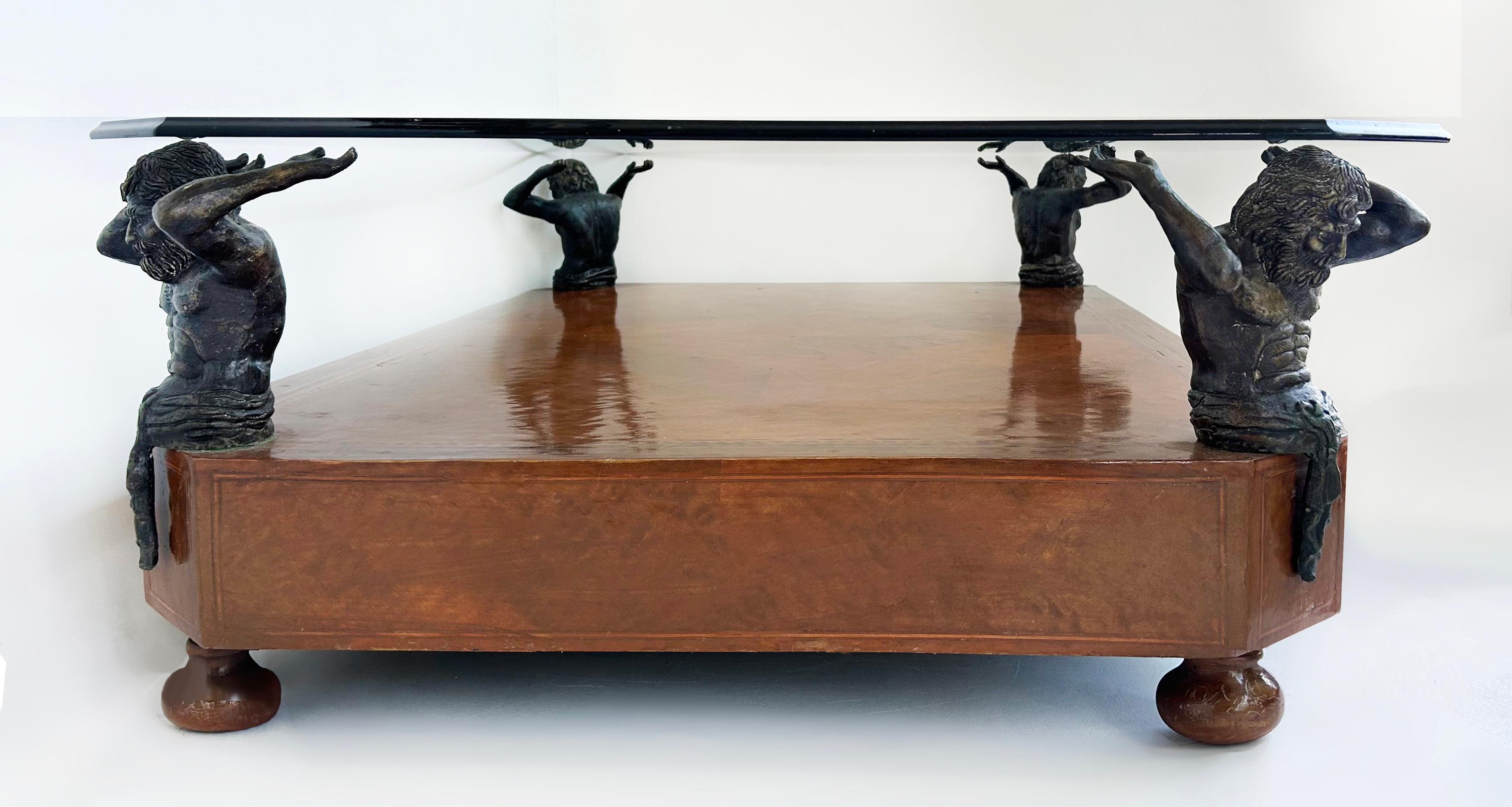 Maitland Smith Table basse avec plateau en verre, en bois et supportant des figures en bronze en vente 2