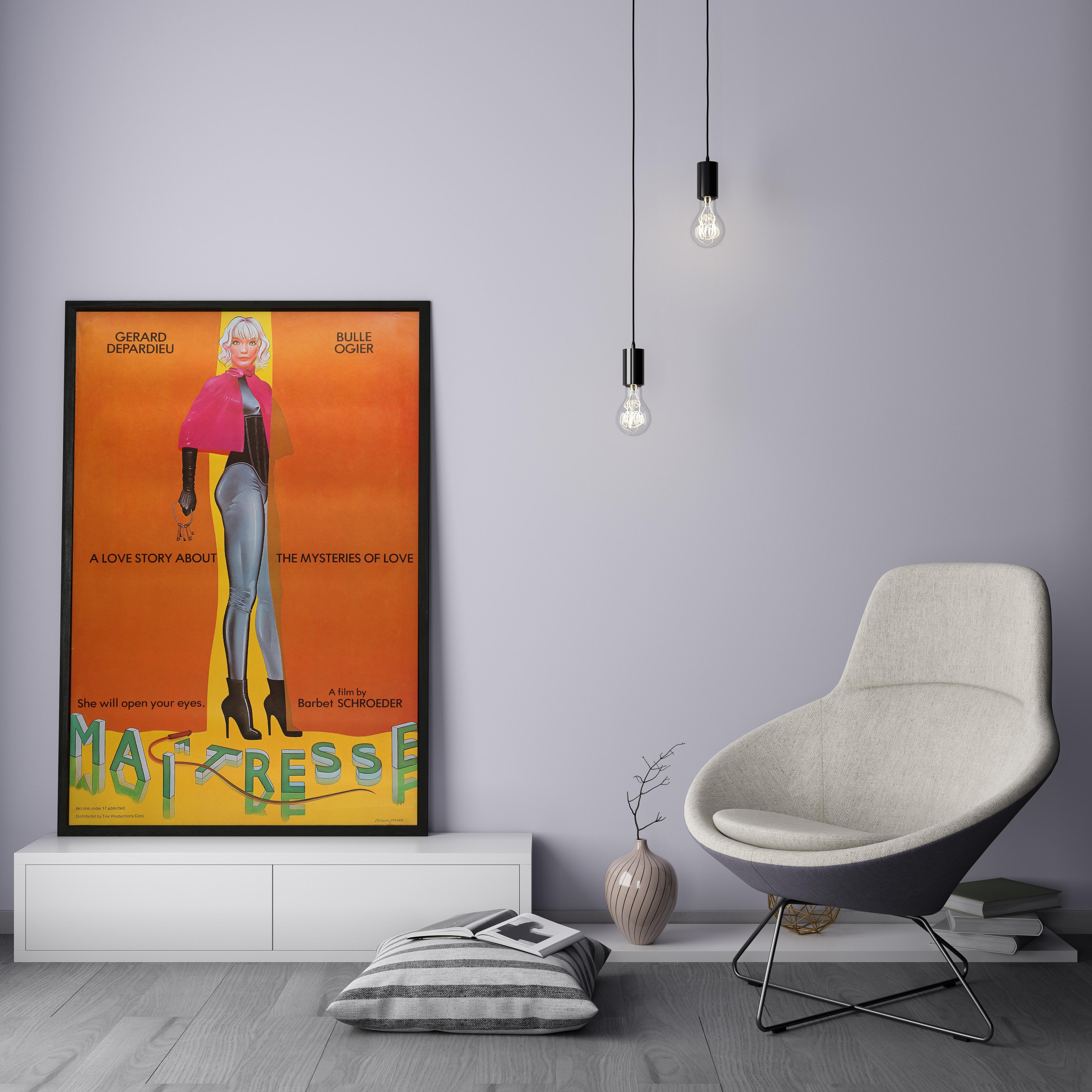 Lors d'une première commande commerciale, le célèbre artiste pop britannique Allen Jones a été chargé de concevoir l'affiche publicitaire pour la sortie aux États-Unis, en 1976, de la romance fétichiste 