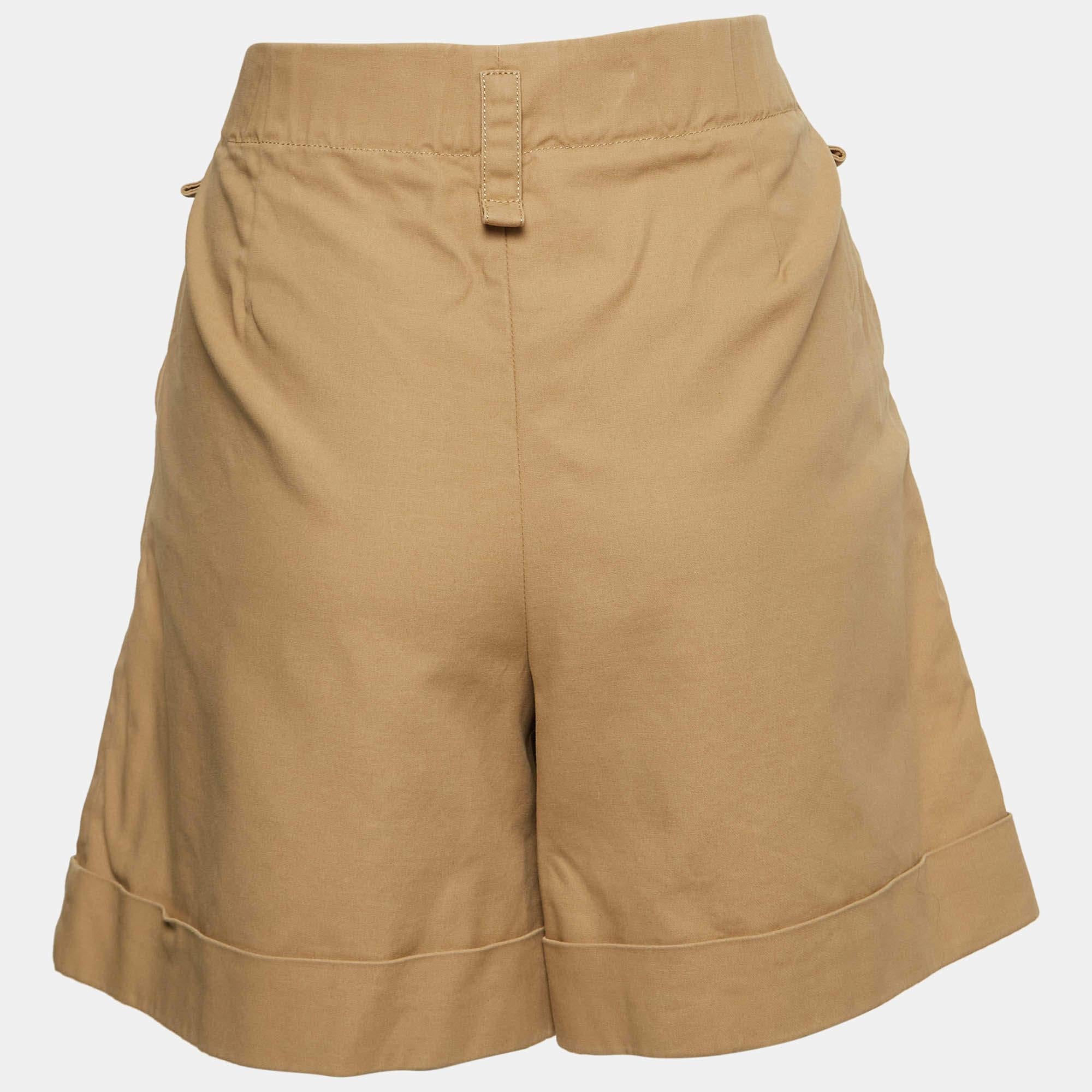 Relaxed days call for a pair of shorts like this. Stitched using high quality fabric these designer shorts are styled with classic details and have a superb length. Wear them with T shirts.