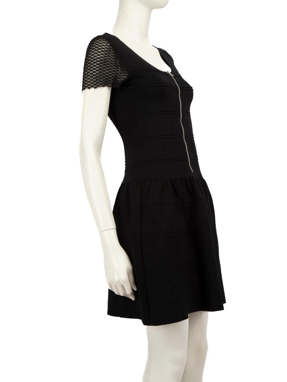 CONDIT ist sehr gut. Kaum sichtbare Abnutzungserscheinungen am Kleid sind bei diesem gebrauchten Maje Designer-Wiederverkaufsartikel zu erkennen.



Einzelheiten


Schwarz

Viskose

Kleid

Mini

Durchsichtiges Netzpaneel auf der Rückseite

Kurze
