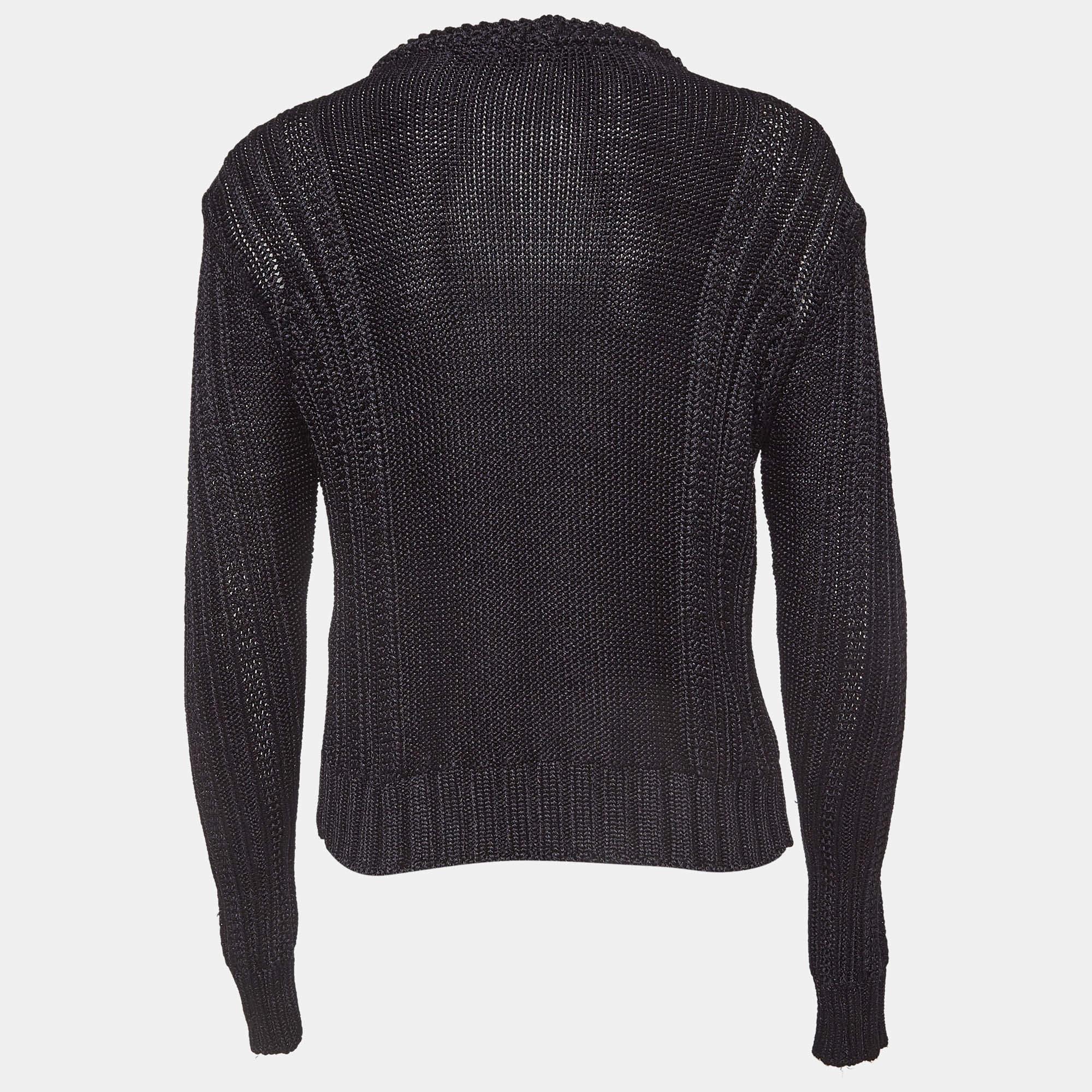 Whether you want to go out on casual outings with friends or just want to lounge around, this sweatshirt is a versatile piece and can be styled in many ways. It has been made using fine fabric.