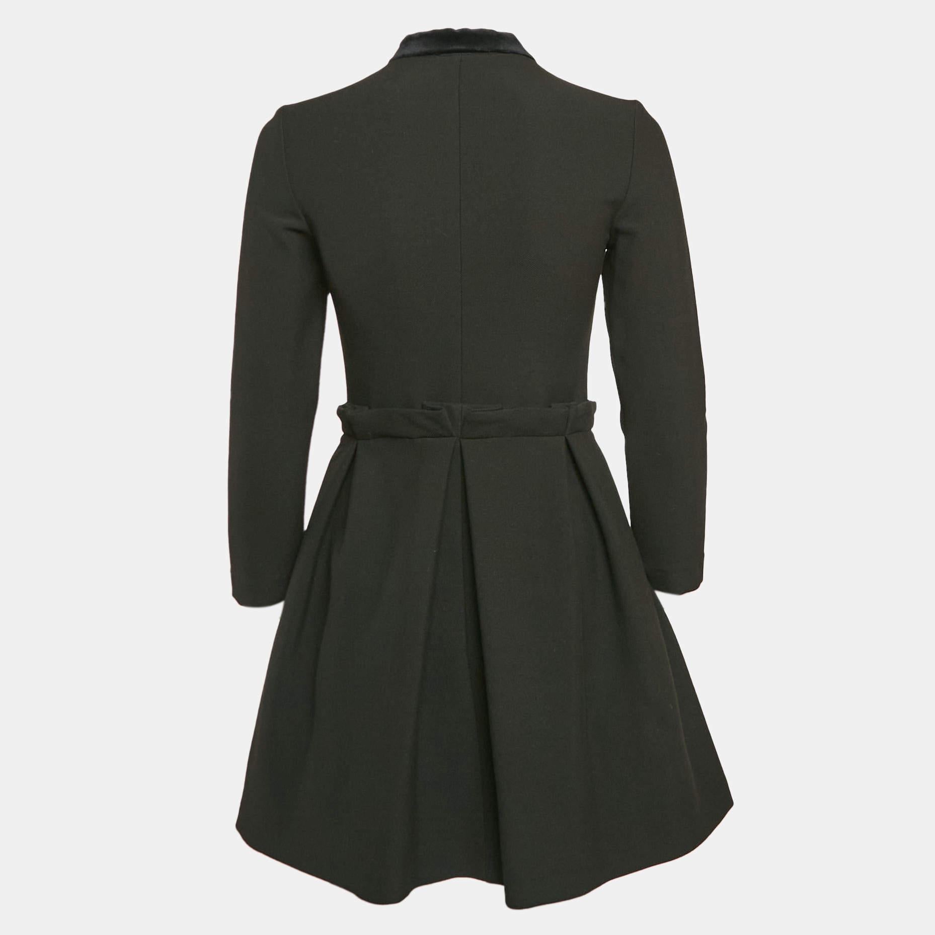 Sfoggia un look elegante indossando questo bellissimo abito firmato. Realizzato su misura con un tessuto pregiato, questo abito ha una silhouette chic per una vestibilità da incorniciare. Abbina la creazione con accessori chic e décolleté.