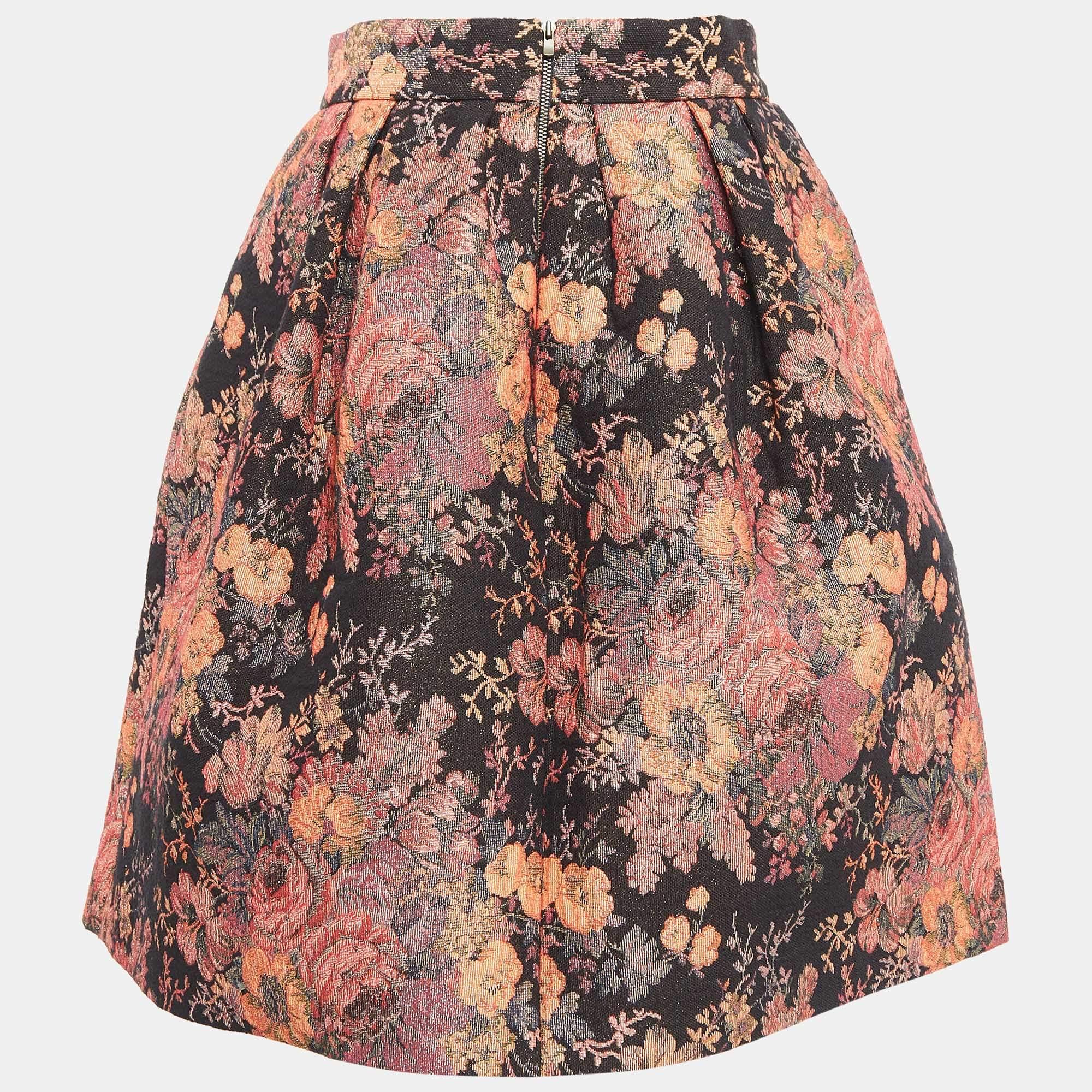 This lovely skirt is beautifully stitched from fine fabric. The comfy designer skirt has a flattering silhouette. Pair it with a simple top and strappy heels for a chic look.