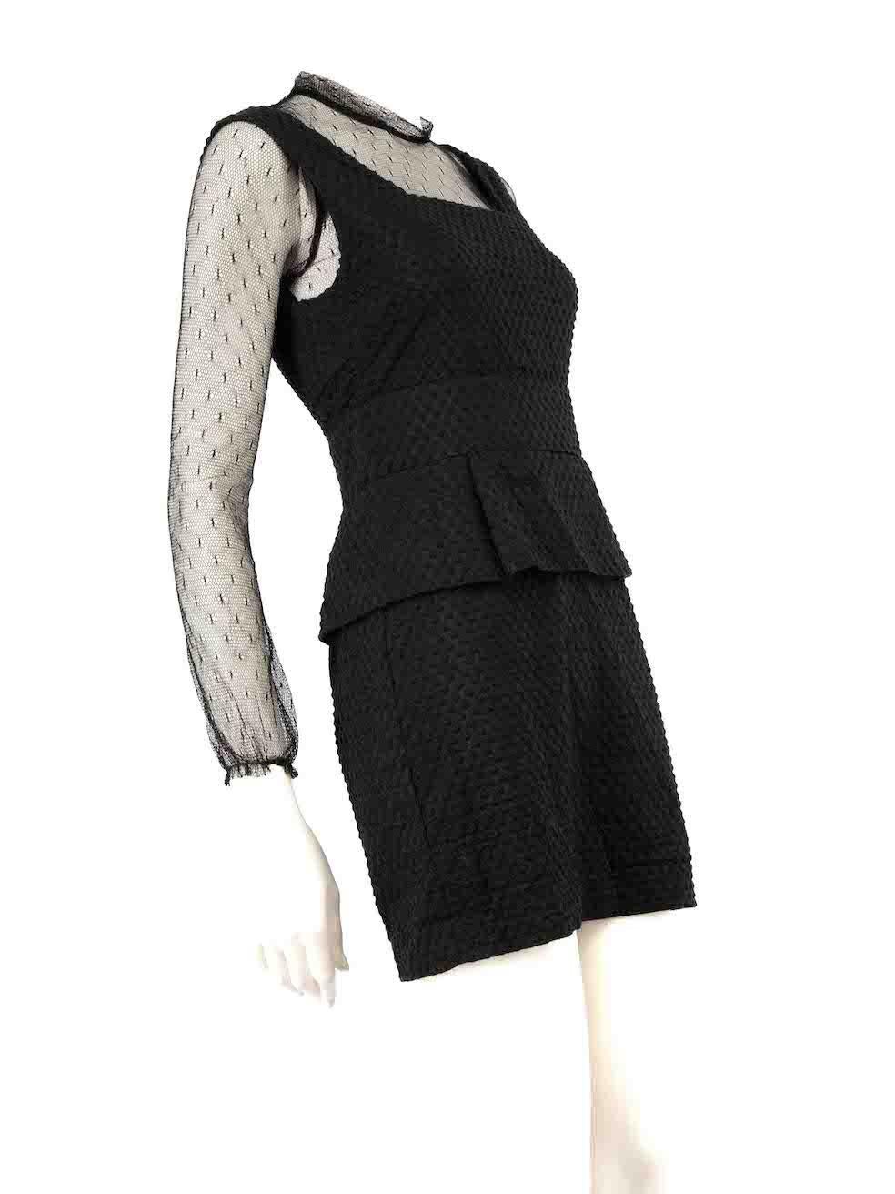 L'ÉTAT est très bon. Pratiquement aucune usure visible de la robe n'est visible sur cet article de revente de créateur Maje d'occasion.
 
 
 
 Détails
 
 
 Noir
 
 Coton et soie
 
 Mini robe
 
 Manches extensibles transparentes en dentelle
 
