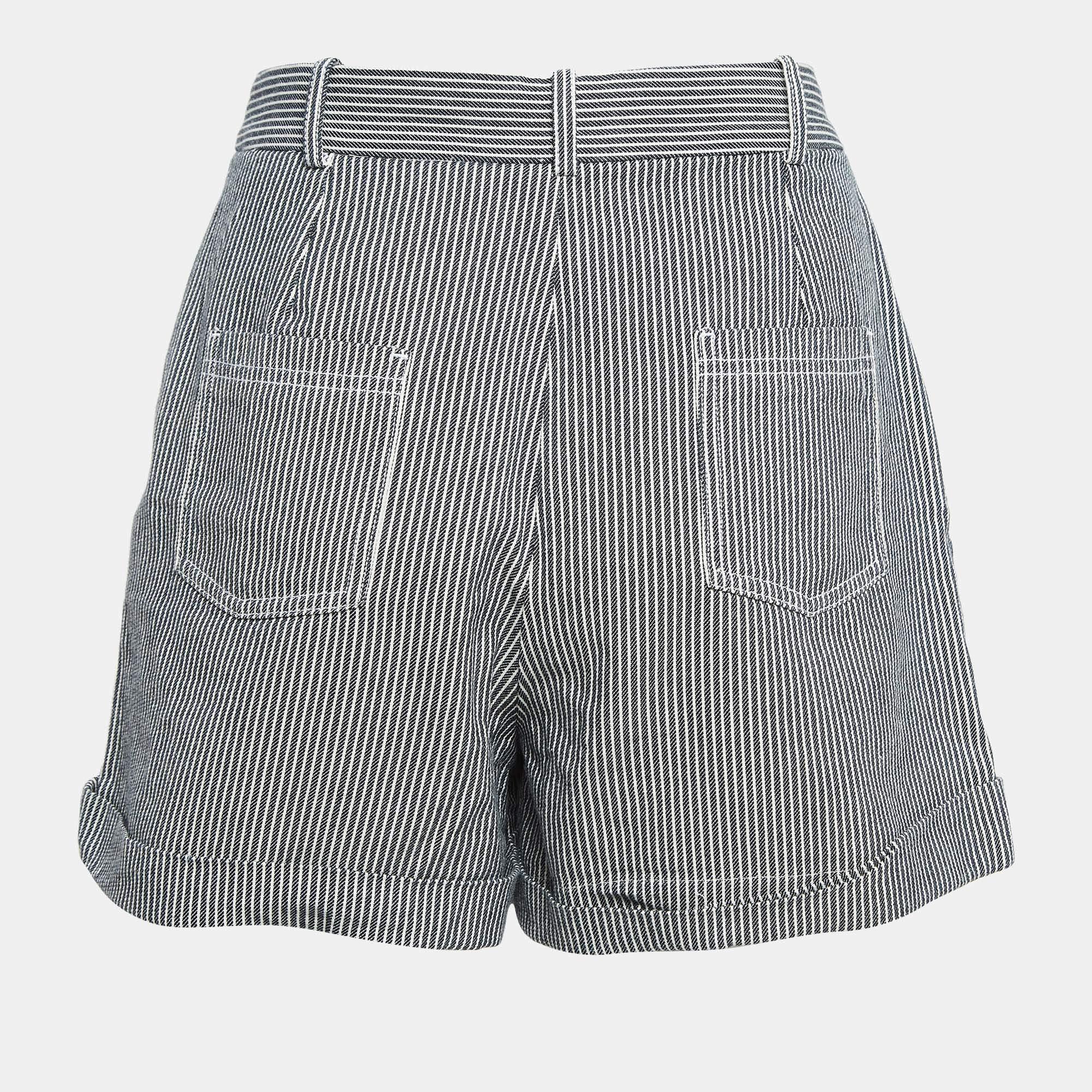 Strandurlaube verlangen nach einem stilvollen Paar Shorts wie diesem. Die aus hochwertigem Stoff genähten Shorts sind mit klassischen Details versehen und haben eine hervorragende Länge. Tragen Sie es zu T-Shirts.