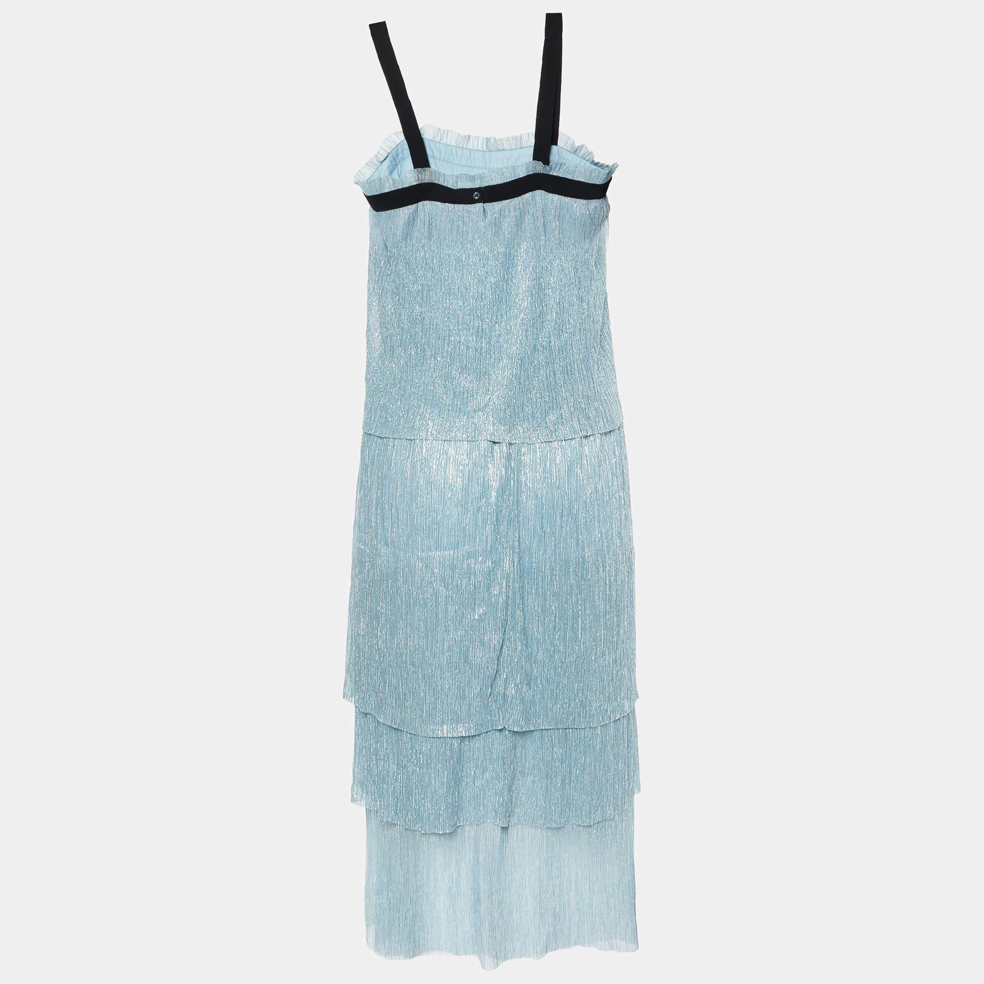 This Maje skirt and top set will help you achieve a chic look. Made from knit fabric in a blue shade they will look best when styled with ballet flats and minimal earrings.