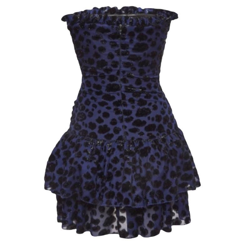 Erleben Sie die Freude an fachkundiger Schneiderei mit diesem Designerkleid für Damen. Die sorgfältige Verarbeitung, die makellose Passform und die luxuriösen Details sorgen für unvergleichlichen Komfort. Diese wunderschöne Kreation wird Ihren Stil