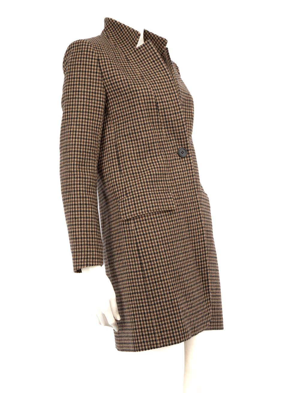 L'ÉTAT est très bon. Cet article de revente d'occasion de la marque Maje ne présente pratiquement aucune trace d'usure visible.
 
 Détails
 Marron
 Laine
 Manteau
 Motif pied-de-poule
 Fermeture par boutons
 Pad d'épaule
 Manches longues
 Longueur