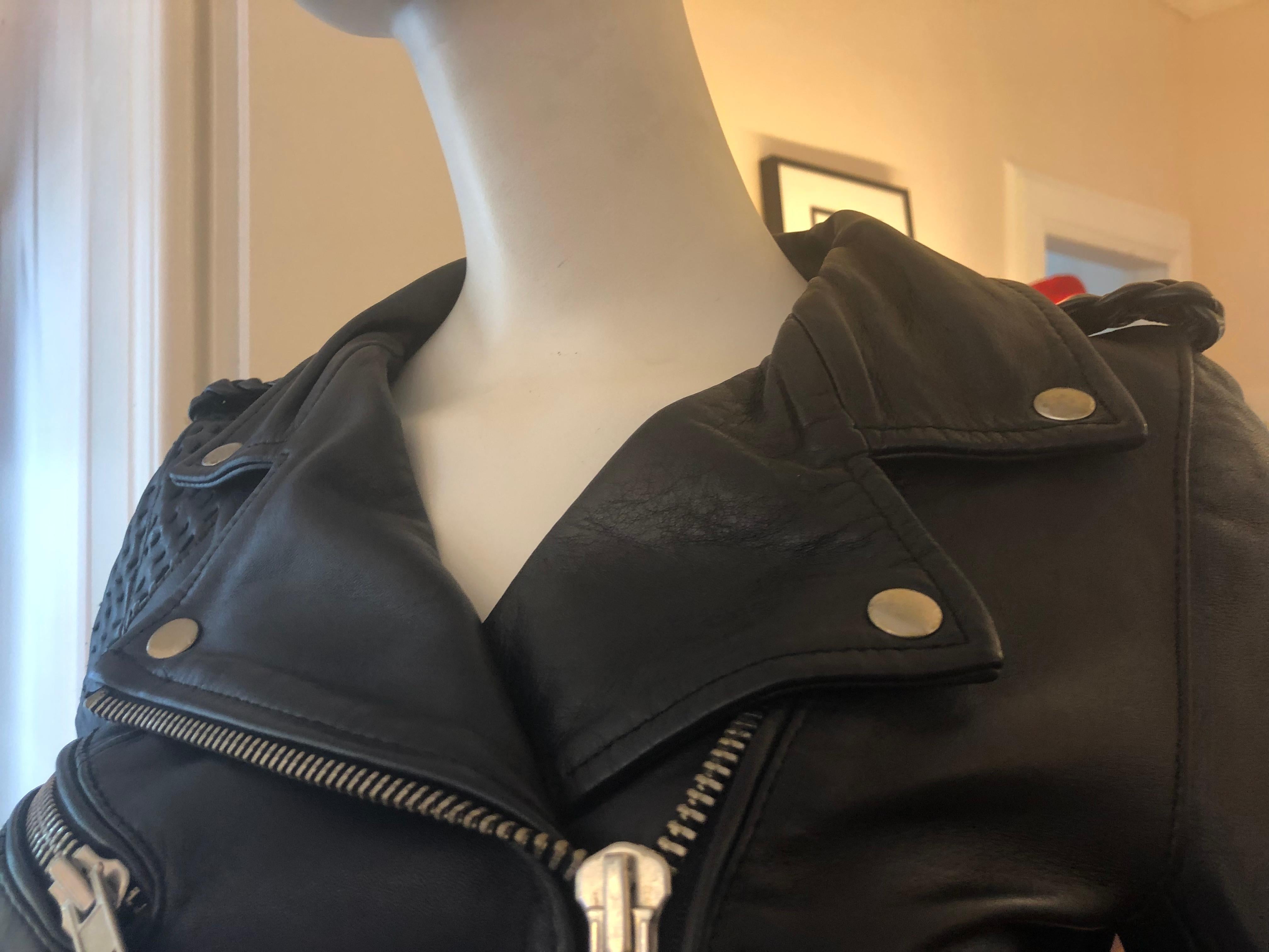 The style is both edgy and classic, with great details such as wide zippers and stud closures. These are all in a silver tone. A very special detail is the woven leather shoulders and epaulettes. This jacket will complement most outfits, and the