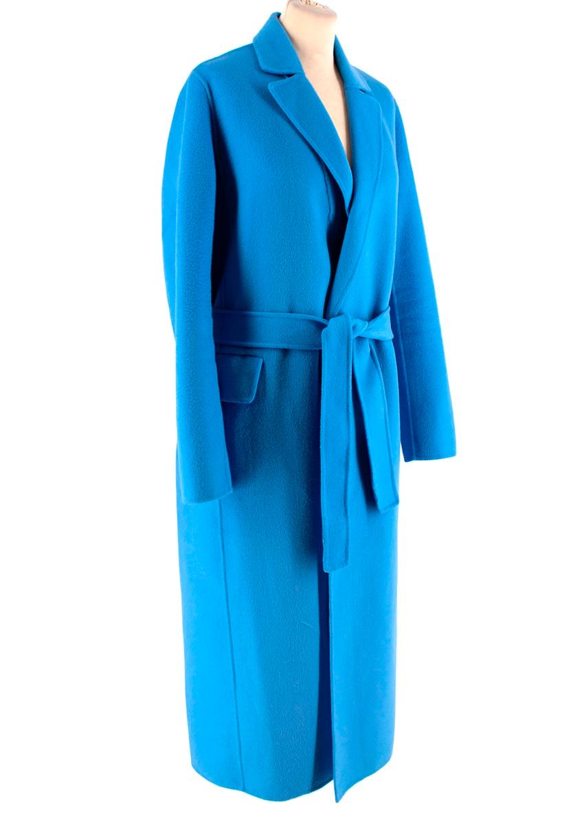 Maje Bleu céruléen Manteau croisé ceinturé en laine mélangée 

-Texture luxueuse et douce de la laine brossée 
-Superbe teinte bleue 
-Coupe classique et intemporelle 
-Ceinture à la taille 
-2 poches sur le devant
-couperet au dos 
-Ce manteau