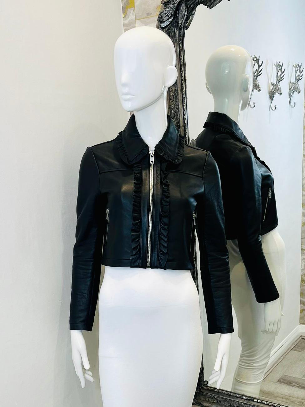 Maje - Blouson motard en cuir à volants croisés

Veste en cuir souple noir avec bordures à volants, fermeture à glissière argentée et poches.

Rrp £670.

Taille - 38FR

État - Très bon

Composition - Cuir