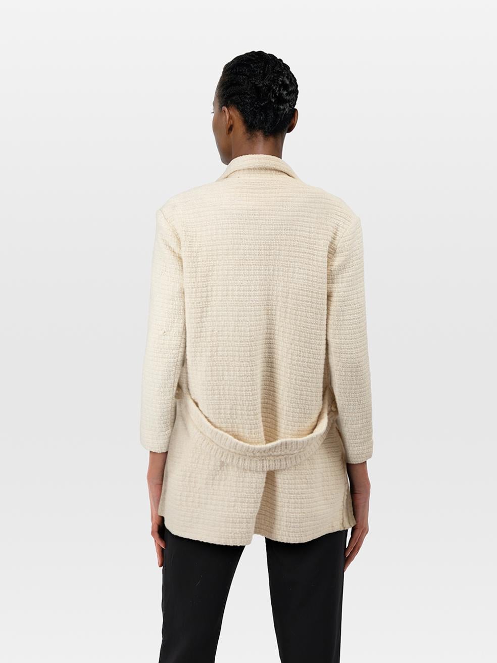 CONDIZIONE: molto buona. L'usura del cappotto è minima. Il pannello destro e la manica sinistra di questo capo usato della stilista Maje sono caratterizzati da una serie di segni di cucitura.
 
 
 
 Dettagli
 
 
 Ecrù
 
 Sintetico
 
 Cappotto
 
