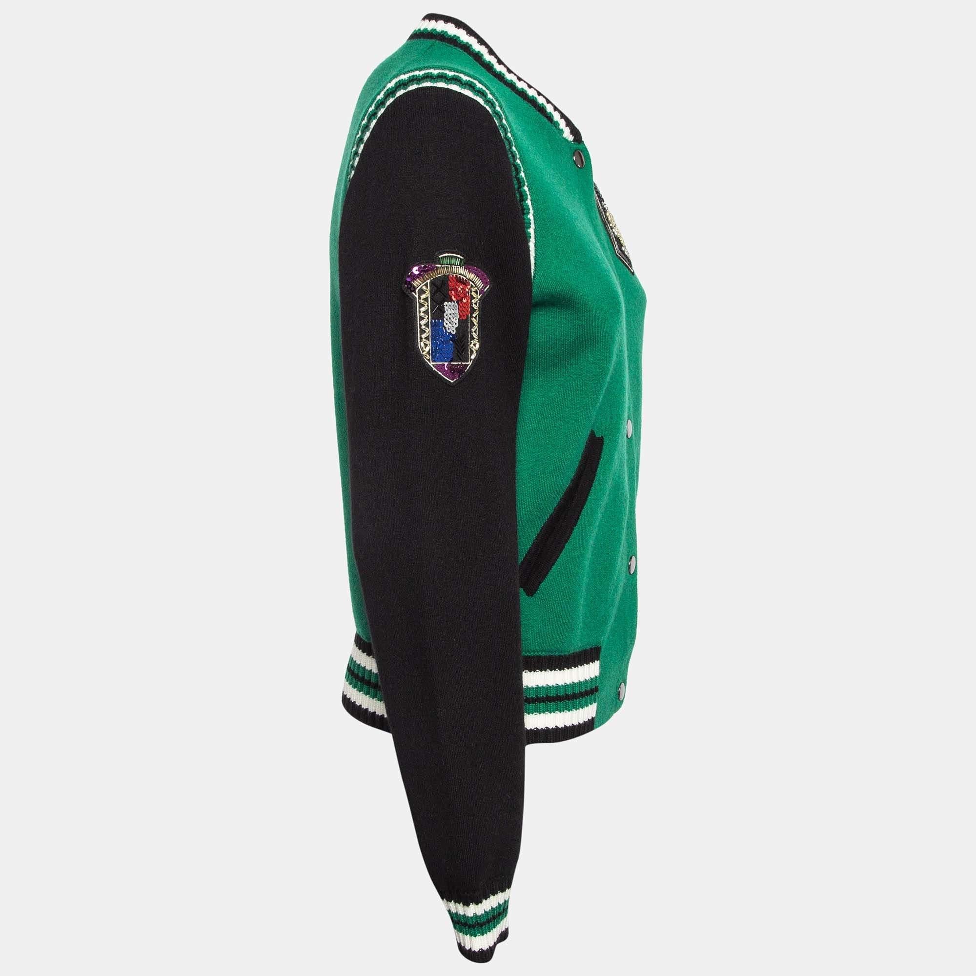 Cette veste grise Maje offre la satisfaction d'une coupe confortable et d'un style raffiné. Il est confectionné dans des tissus de qualité et doté d'une fermeture boutonnée sur le devant et de deux poches.