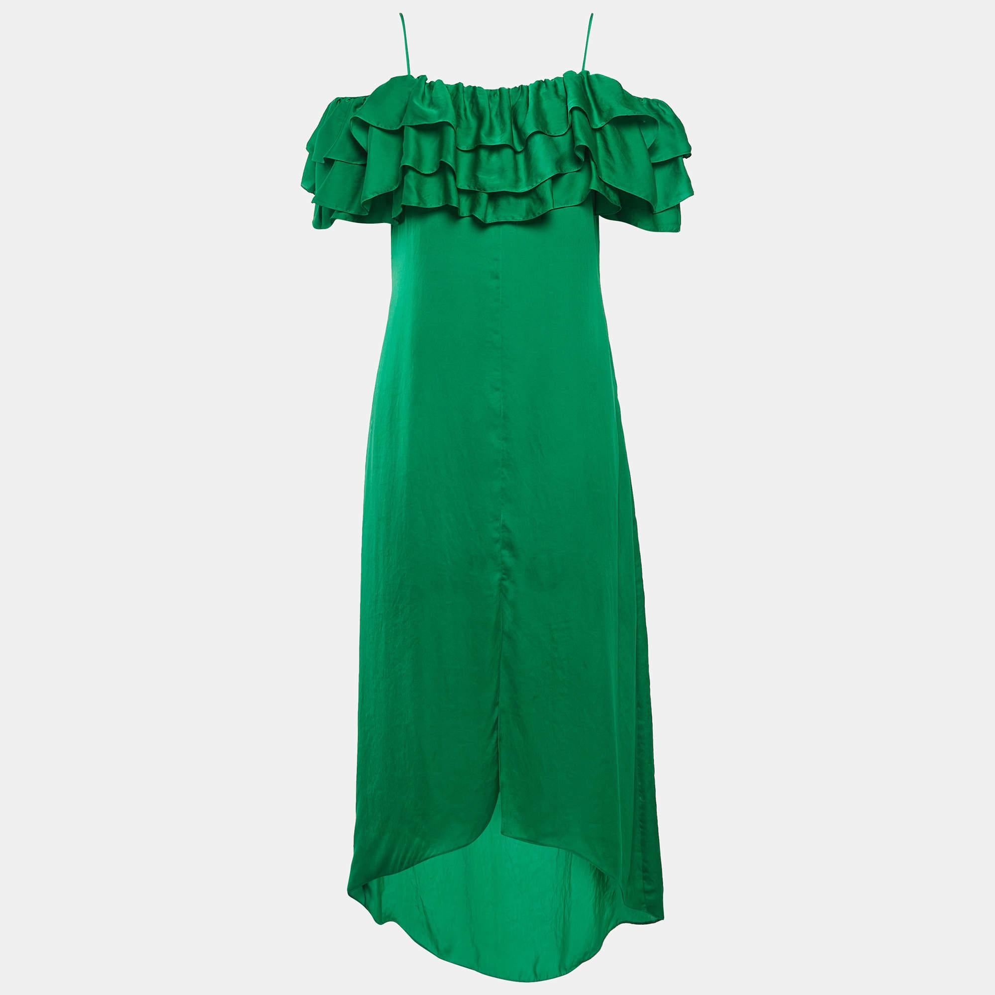 Exhibit a stylish look by wearing this beautiful designer dress. Tailored using fine fabric this dress has a chic silhouette for a framing fit. Style the creation with chic accessories and pumps.
