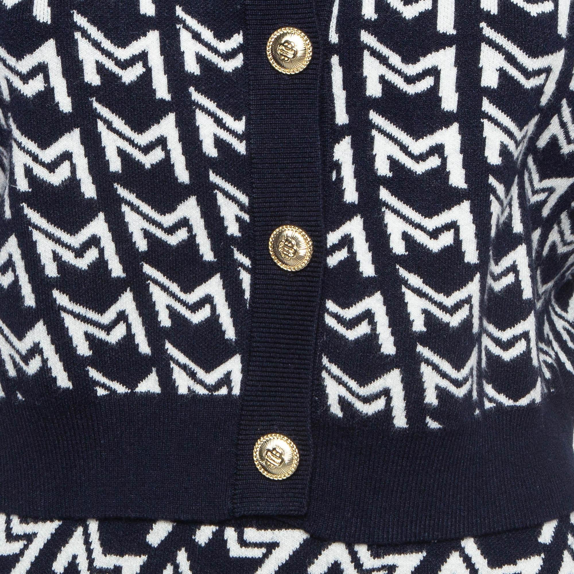 Ensemble cardigan et mini-jupe Maje bleu marine/blanc à monogrammes S/XS en vente 1