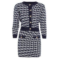 Maje Marineblaue/Weiße Monogramm-Strickjacke und Minirock-Set aus S/XS
