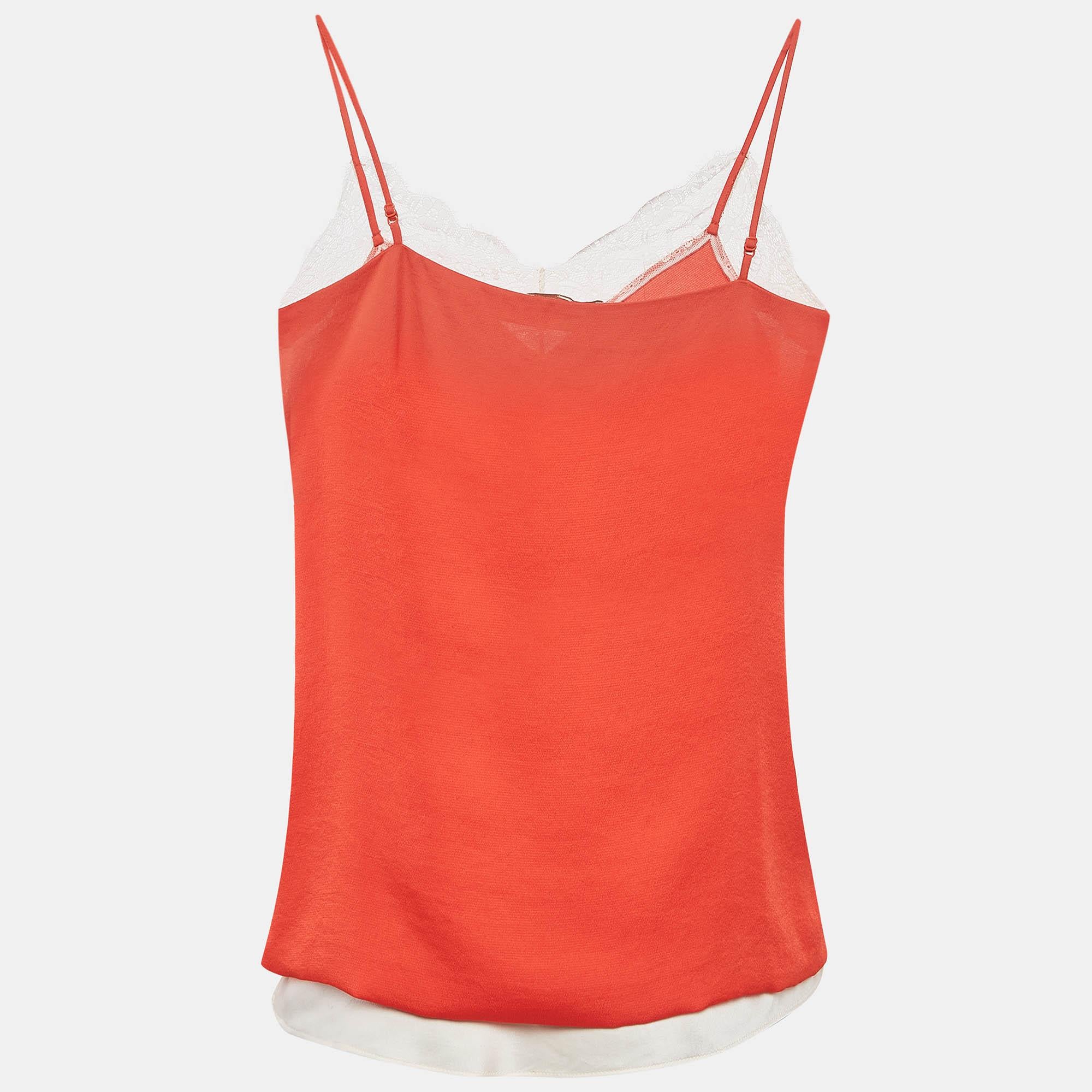 Entdecken Sie den mühelosen Schick mit diesem Maje Camisole-Top-Set. Die Oberteile aus Satin haben verstellbare Träger und hübsche Spitzenbesätze.