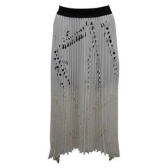 Maje-Rock mit Lasercut-Plissee aus Polyester in Elfenbeinfarbe