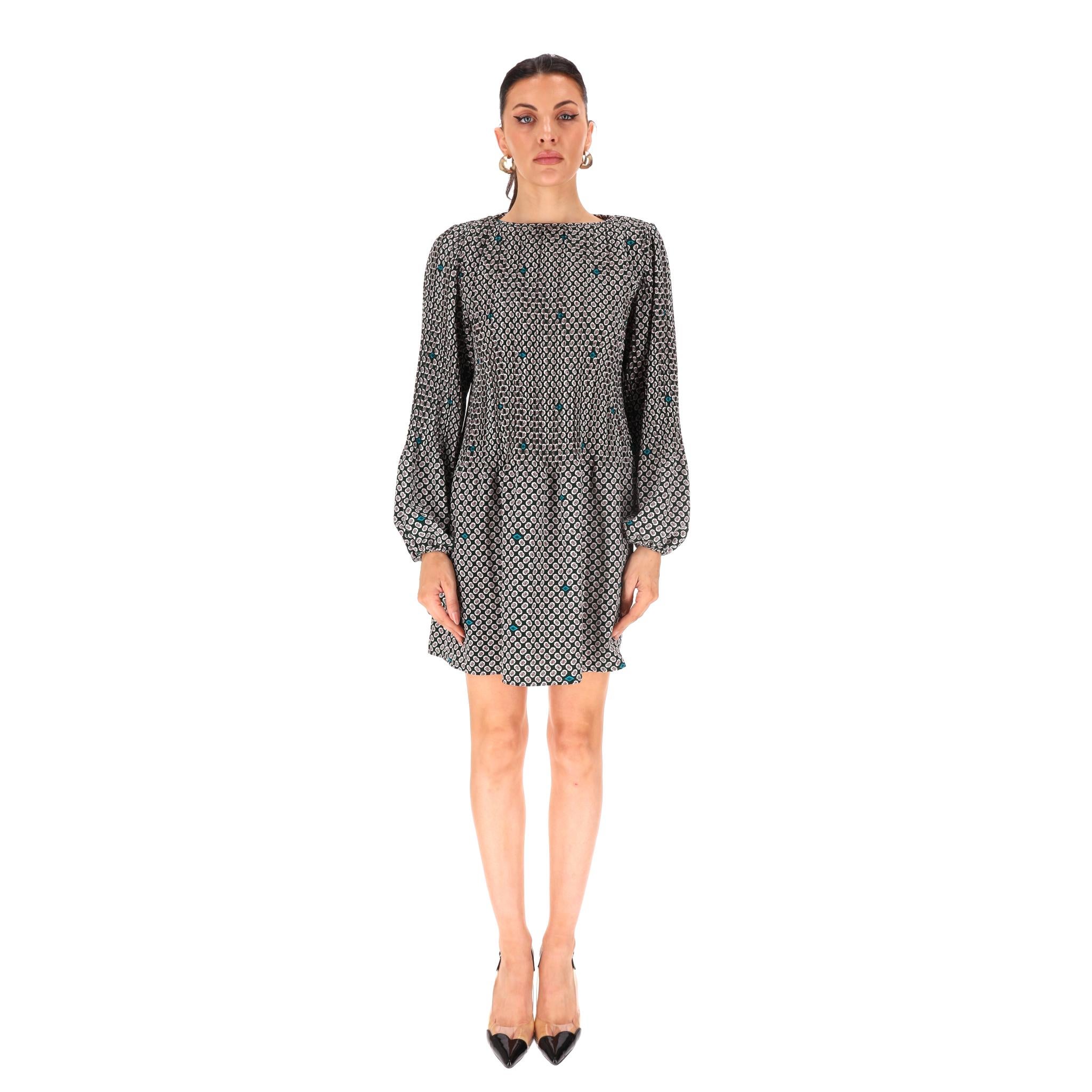 Maje - Robe plissée imprimée

Robe noire ornée de minuscules motifs floraux en rouge foncé, vert et blanc.

Il présente des manches longues et ballon avec des poignets élastiques.

Jupe courte et plissée, encolure bateau.

Rrp Approx. £400

Taille -