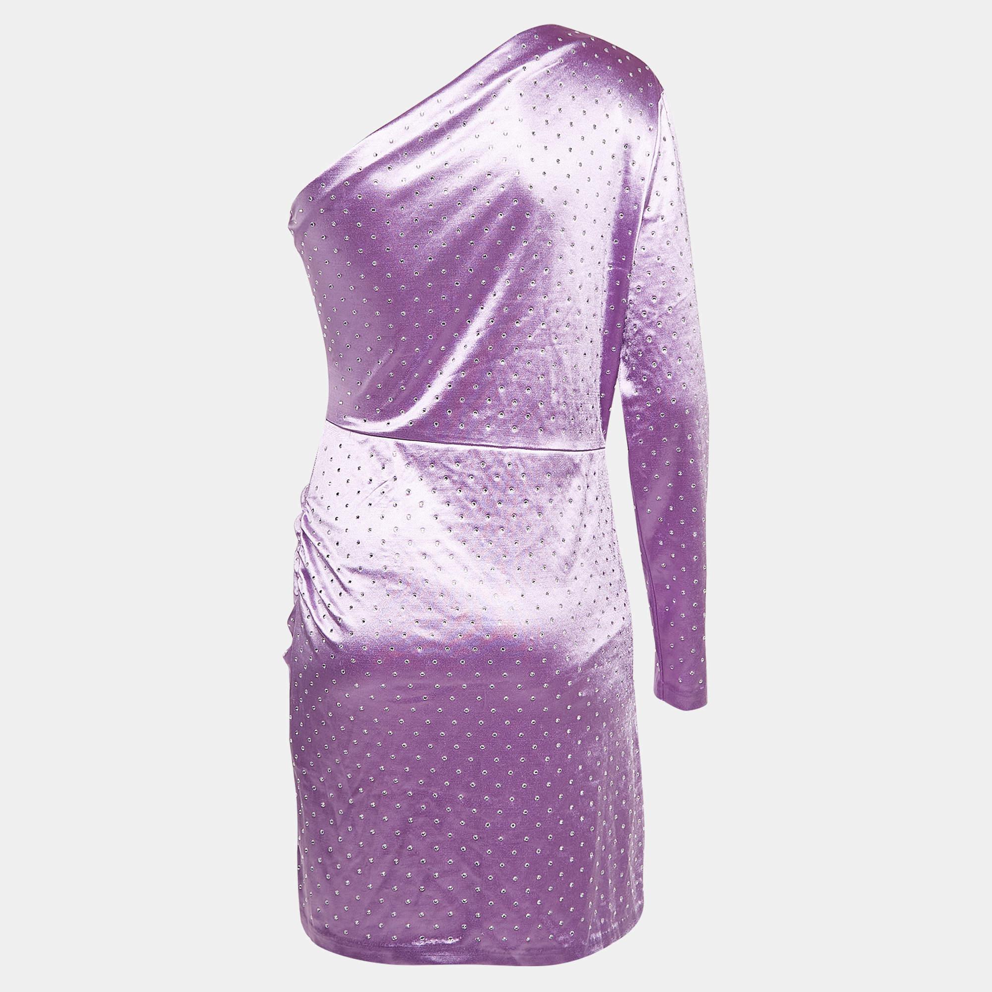Cette robe Maje est un vêtement chic et stylé qui respire l'élégance et la sophistication. Avec son design élégant, sa silhouette flatteuse et sa confection de haute qualité, cette robe est parfaite pour toute occasion spéciale ou soirée, vous