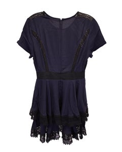 Vestido escalonado con inserciones de encaje de Maje Raglia, en viscosa azul marino