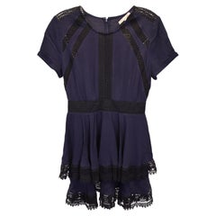 Vestido escalonado con inserciones de encaje de Maje Raglia, en viscosa azul marino