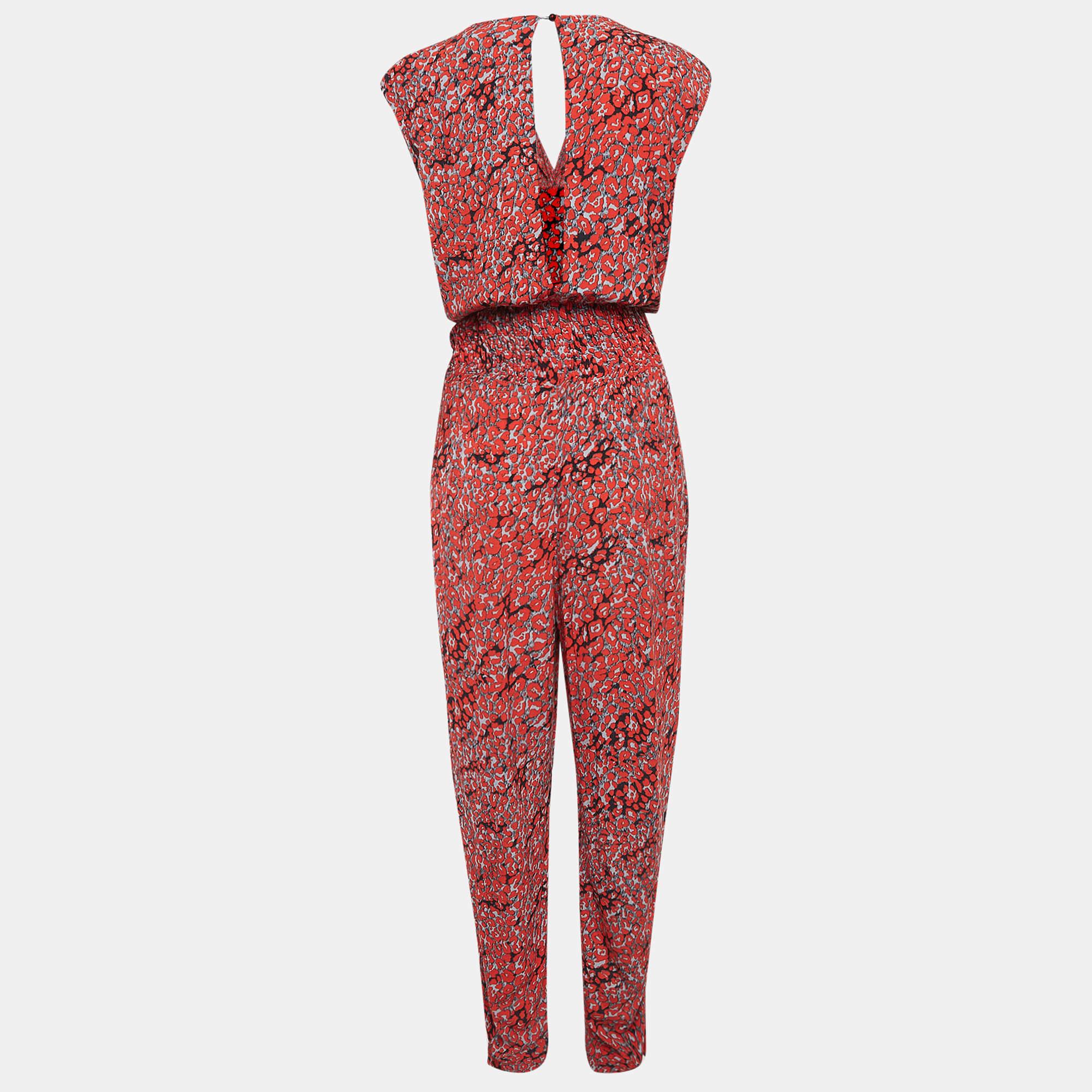 Its time you got a gorgeous jumpsuit and what better than this designer one? It is made of the finest materials. Team it with pumps.