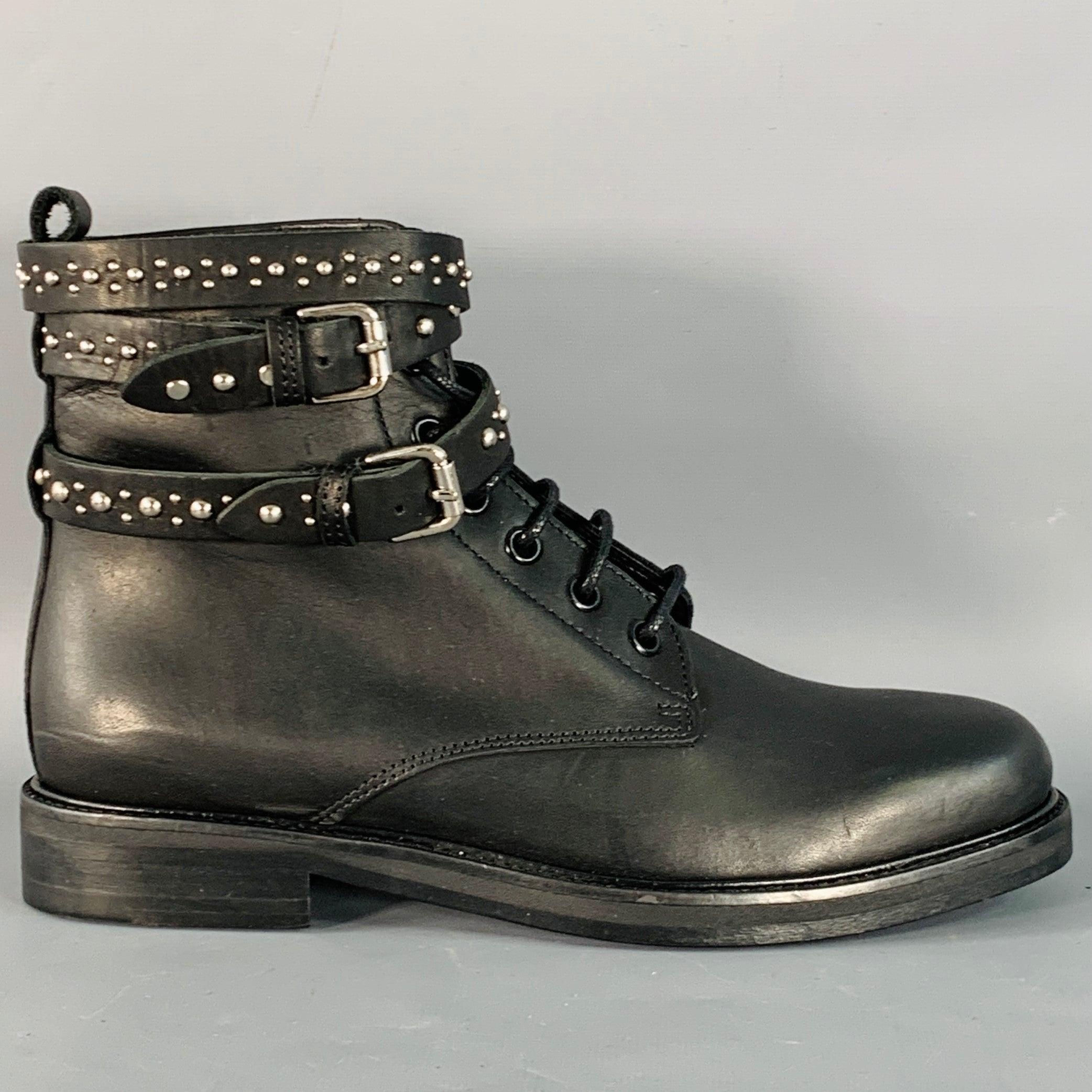Stivaletti Maje
in pelle nera con cintura avvolgente, borchie in metallo color argento e chiusura con lacci. Made in Portugal.Eccellente condizione di usato.  

Contrassegnato:   IT 36 

Misure: 
  Lunghezza: 10 pollici Larghezza: 3,5 pollici