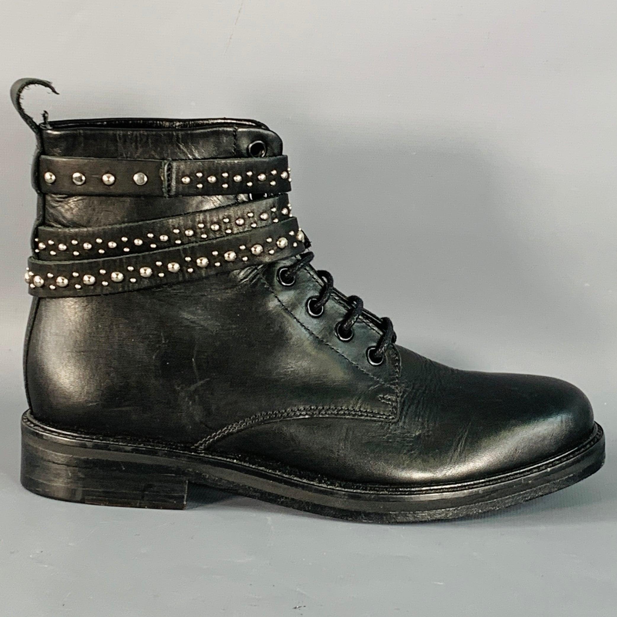 Stivaletti Maje
in pelle nera con cintura avvolgente, borchie in metallo color argento e chiusura con lacci. Made in Portugal.Buone condizioni di usato. Segni di usura su una linguetta, lievi pieghe. 

Contrassegnato:   IT 37 

Misure: 
  Lunghezza: